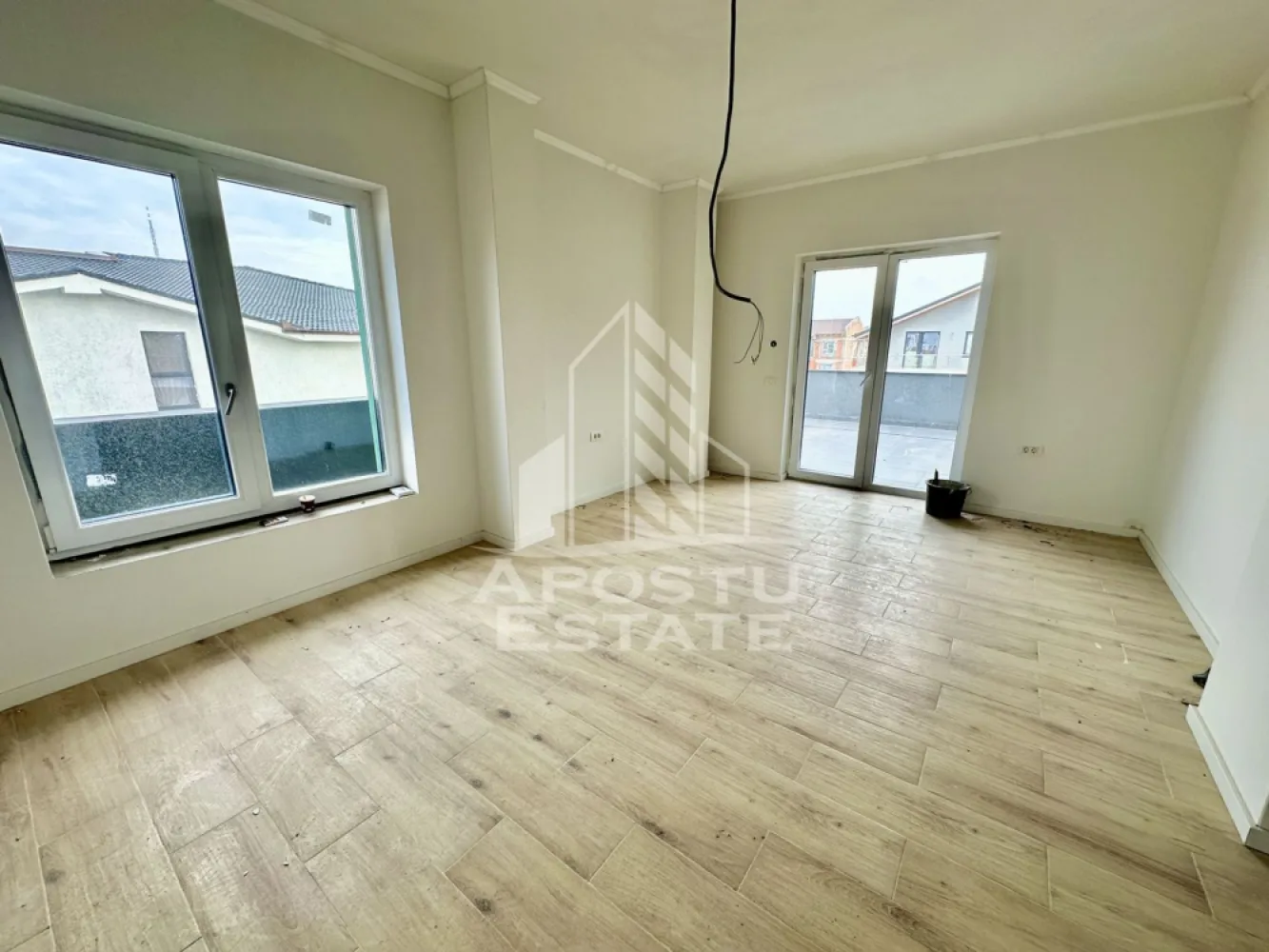 Apartament cu 4 camere, terasa de 30 mp, zona Planetelor din Giroc - APOSTU ESTATE va ofera spre vanzare un apartament cu 4 camere, decomandat, etaj 3 din 3, situat in Giroc in zona Planetelor din Giroc, judetul Timis.
Beneficiaza de o suprafata de 75 mp utili + terasa de 30 mp.
Dispune de 1 loc de parcare trecut in CF.
Imobilul este dotat cu centrala proprie cu incalzire in pardoseala, termostat de ambient pe fiecare incapere in parte, clima, videointerfon, geamuri tripan Salamander.
Beneficiaza de pod propriu inscris in CF.
Blocul este acoperit cu tigla, iar constructia este realizata din caramida Porotherm de 25 cm cu izolatie de 15 cm.
Termen de predare: martie 2026.
Vecinatati: Profi

Compartimentare:
- hol acces
- living open space
- bucatarie
- 3 dormitoare
- 2 bai
- terasa de 30 mp
- balcon de 3 mp
- pod

Pretul este 134.500 euro negociabil
Te astept cu drag la o vizionare si poti fii chiar tu noul proprietar al acestui apartament.
CP 2824648