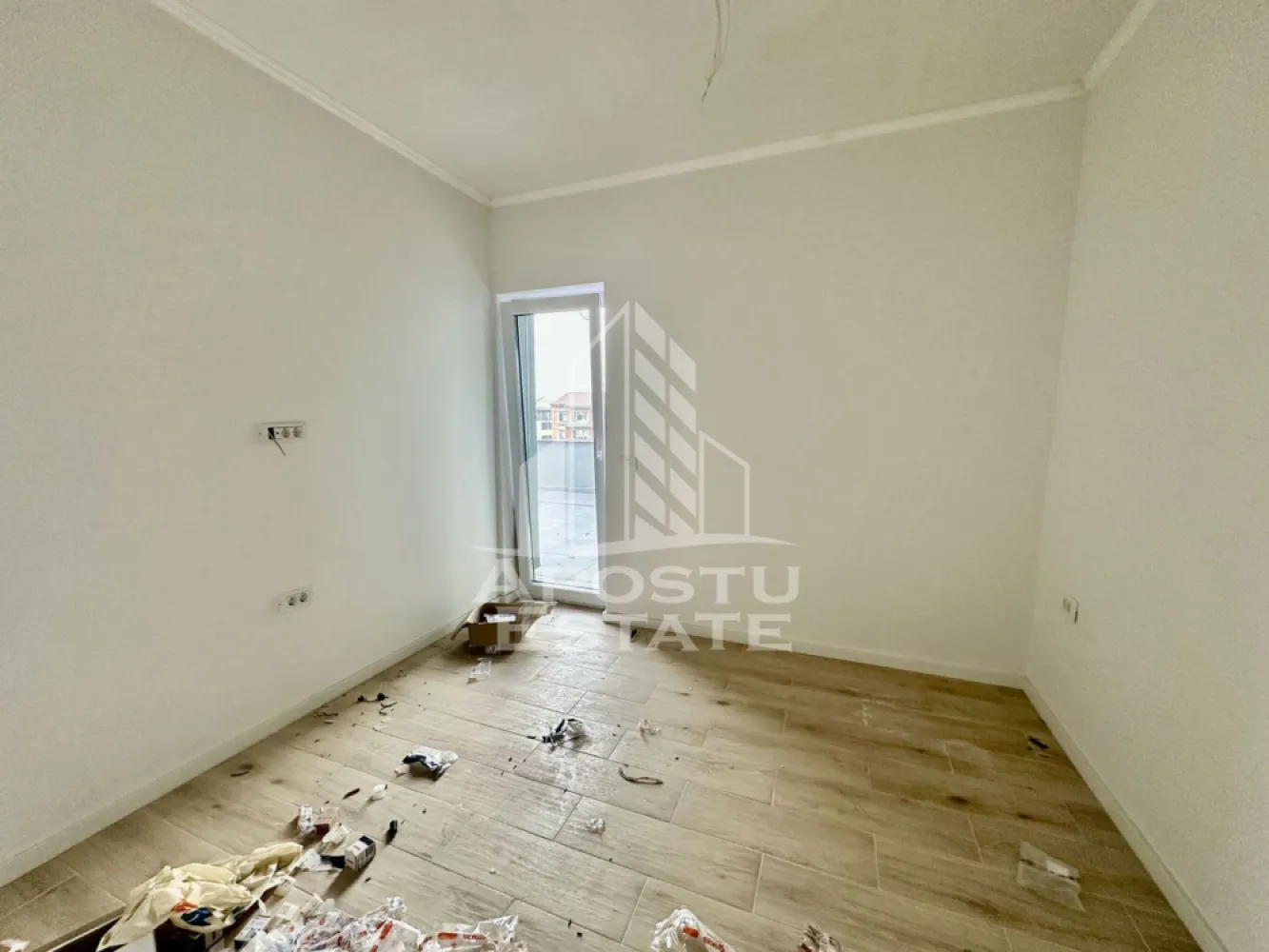 Apartament cu 4 camere, terasa de 30 mp, zona Planetelor din Giroc - APOSTU ESTATE va ofera spre vanzare un apartament cu 4 camere, decomandat, etaj 3 din 3, situat in Giroc in zona Planetelor din Giroc, judetul Timis.
Beneficiaza de o suprafata de 75 mp utili + terasa de 30 mp.
Dispune de 1 loc de parcare trecut in CF.
Imobilul este dotat cu centrala proprie cu incalzire in pardoseala, termostat de ambient pe fiecare incapere in parte, clima, videointerfon, geamuri tripan Salamander.
Beneficiaza de pod propriu inscris in CF.
Blocul este acoperit cu tigla, iar constructia este realizata din caramida Porotherm de 25 cm cu izolatie de 15 cm.
Termen de predare: martie 2026.
Vecinatati: Profi

Compartimentare:
- hol acces
- living open space
- bucatarie
- 3 dormitoare
- 2 bai
- terasa de 30 mp
- balcon de 3 mp
- pod

Pretul este 134.500 euro negociabil
Te astept cu drag la o vizionare si poti fii chiar tu noul proprietar al acestui apartament.
CP 2824648