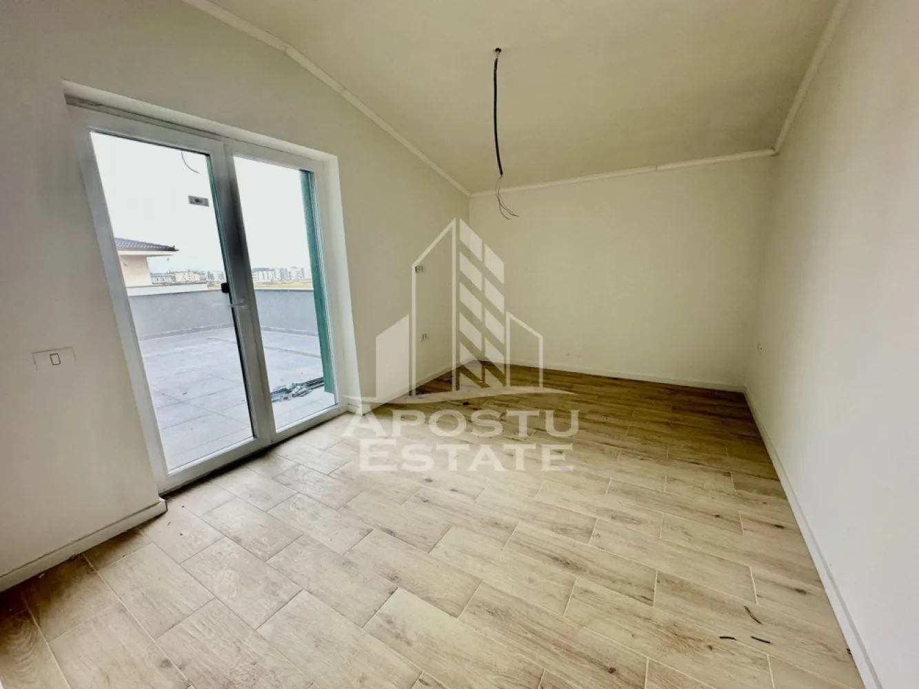 Apartament cu 4 camere, terasa de 30 mp, zona Planetelor din Giroc - APOSTU ESTATE va ofera spre vanzare un apartament cu 4 camere, decomandat, etaj 3 din 3, situat in Giroc in zona Planetelor din Giroc, judetul Timis.
Beneficiaza de o suprafata de 75 mp utili + terasa de 30 mp.
Dispune de 1 loc de parcare trecut in CF.
Imobilul este dotat cu centrala proprie cu incalzire in pardoseala, termostat de ambient pe fiecare incapere in parte, clima, videointerfon, geamuri tripan Salamander.
Beneficiaza de pod propriu inscris in CF.
Blocul este acoperit cu tigla, iar constructia este realizata din caramida Porotherm de 25 cm cu izolatie de 15 cm.
Termen de predare: martie 2026.
Vecinatati: Profi

Compartimentare:
- hol acces
- living open space
- bucatarie
- 3 dormitoare
- 2 bai
- terasa de 30 mp
- balcon de 3 mp
- pod

Pretul este 134.500 euro negociabil
Te astept cu drag la o vizionare si poti fii chiar tu noul proprietar al acestui apartament.
CP 2824648