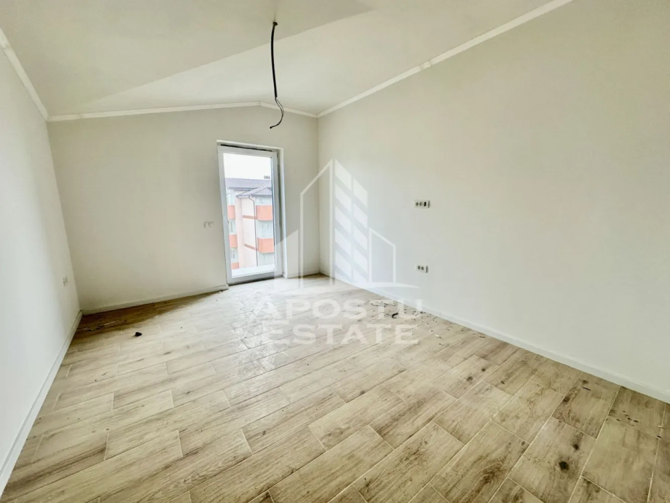 Apartament cu 4 camere, terasa de 30 mp, zona Planetelor din Giroc - APOSTU ESTATE va ofera spre vanzare un apartament cu 4 camere, decomandat, etaj 3 din 3, situat in Giroc in zona Planetelor din Giroc, judetul Timis.
Beneficiaza de o suprafata de 75 mp utili + terasa de 30 mp.
Dispune de 1 loc de parcare trecut in CF.
Imobilul este dotat cu centrala proprie cu incalzire in pardoseala, termostat de ambient pe fiecare incapere in parte, clima, videointerfon, geamuri tripan Salamander.
Beneficiaza de pod propriu inscris in CF.
Blocul este acoperit cu tigla, iar constructia este realizata din caramida Porotherm de 25 cm cu izolatie de 15 cm.
Termen de predare: martie 2026.
Vecinatati: Profi

Compartimentare:
- hol acces
- living open space
- bucatarie
- 3 dormitoare
- 2 bai
- terasa de 30 mp
- balcon de 3 mp
- pod

Pretul este 134.500 euro negociabil
Te astept cu drag la o vizionare si poti fii chiar tu noul proprietar al acestui apartament.
CP 2824648