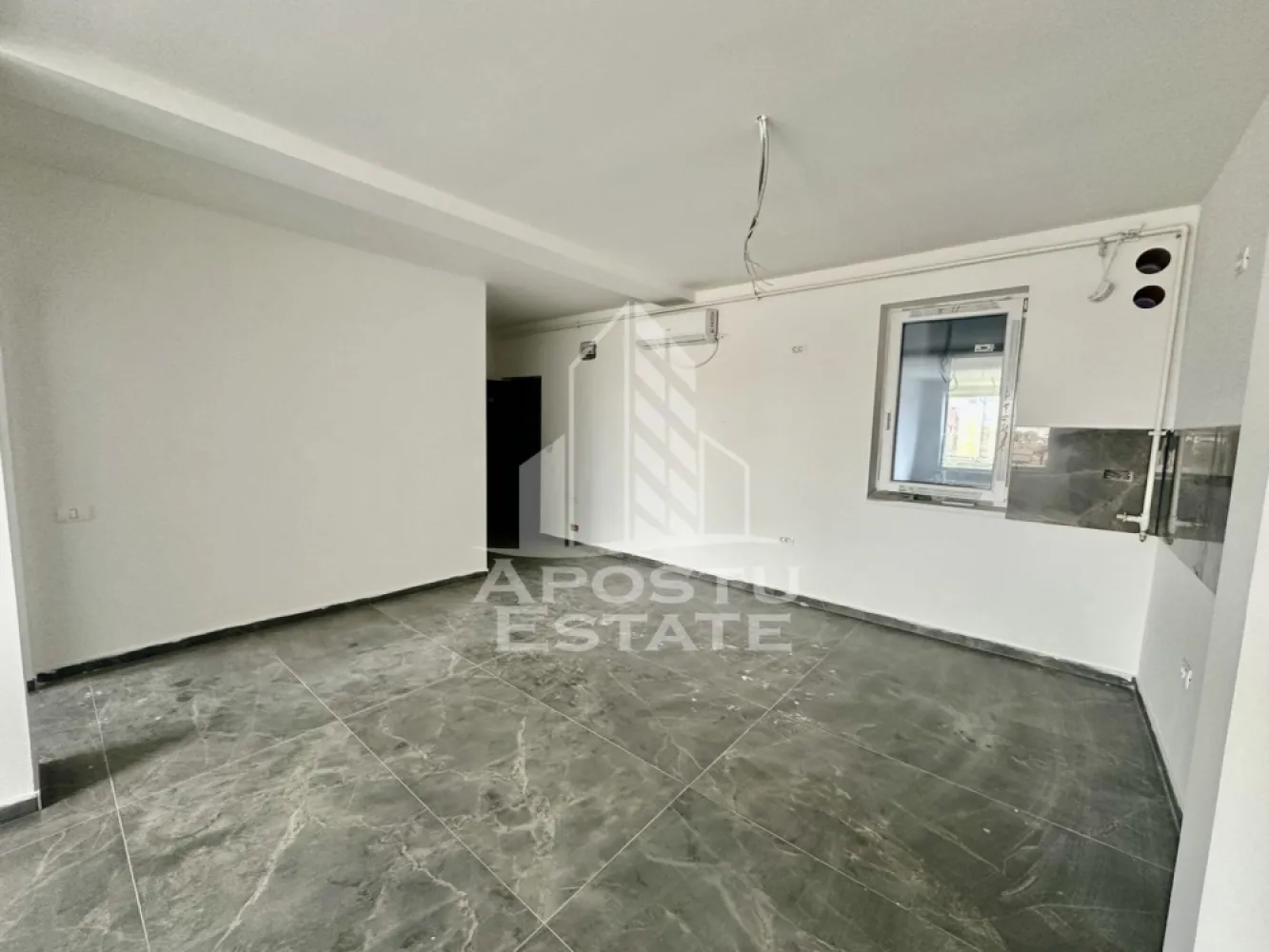Apartament cu 2 camere, etaj 1, zona Planetelor din Giroc - APOSTU ESTATE va ofera spre vanzare un apartament cu 2 camere, etaj 1 din 3, situat in Giroc in zona Planetelor din Giroc, judetul Timis.
Beneficiaza de o suprafata de 53 mp utili.
Dispune de 1 loc de parcare trecut in CF.
Imobilul este dotat cu centrala proprie cu incalzire in pardoseala, clima, videointerfon, geamuri tripan Salamander.
Blocul este acoperit cu tigla, iar constructia este realizata din caramida Porotherm de 25 cm cu izolatie de 15 cm.
Termen de predare: martie 2026.
Vecinatati: Profi

Compartimentare:
- hol acces
- living open space
- bucatarie cu posibilitate de inchidere
- dormitor
- baie cu dus

Pretul este 87.500 euro
Te astept cu drag la o vizionare si poti fii chiar tu noul proprietar al acestui apartament.
CP 2824635