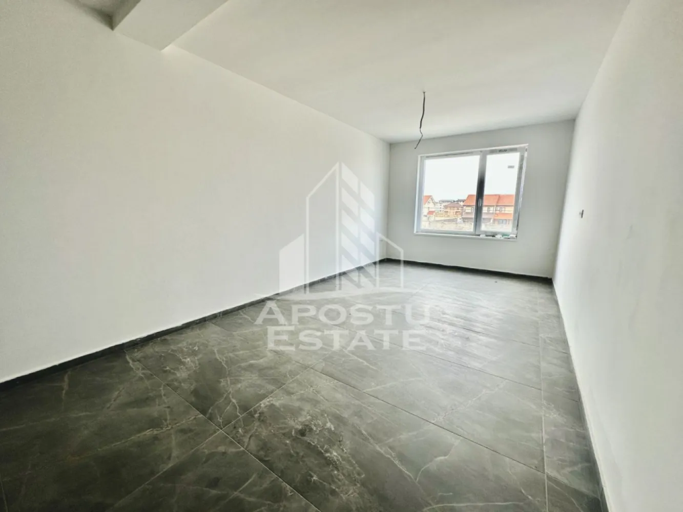 Apartament cu 2 camere, etaj 1, zona Planetelor din Giroc - APOSTU ESTATE va ofera spre vanzare un apartament cu 2 camere, etaj 1 din 3, situat in Giroc in zona Planetelor din Giroc, judetul Timis.
Beneficiaza de o suprafata de 53 mp utili.
Dispune de 1 loc de parcare trecut in CF.
Imobilul este dotat cu centrala proprie cu incalzire in pardoseala, clima, videointerfon, geamuri tripan Salamander.
Blocul este acoperit cu tigla, iar constructia este realizata din caramida Porotherm de 25 cm cu izolatie de 15 cm.
Termen de predare: martie 2026.
Vecinatati: Profi

Compartimentare:
- hol acces
- living open space
- bucatarie cu posibilitate de inchidere
- dormitor
- baie cu dus

Pretul este 87.500 euro
Te astept cu drag la o vizionare si poti fii chiar tu noul proprietar al acestui apartament.
CP 2824635