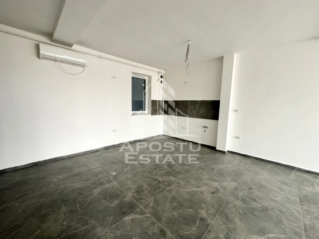 Apartament cu 2 camere, etaj 1, zona Planetelor din Giroc - APOSTU ESTATE va ofera spre vanzare un apartament cu 2 camere, etaj 1 din 3, situat in Giroc in zona Planetelor din Giroc, judetul Timis.
Beneficiaza de o suprafata de 53 mp utili.
Dispune de 1 loc de parcare trecut in CF.
Imobilul este dotat cu centrala proprie cu incalzire in pardoseala, clima, videointerfon, geamuri tripan Salamander.
Blocul este acoperit cu tigla, iar constructia este realizata din caramida Porotherm de 25 cm cu izolatie de 15 cm.
Termen de predare: martie 2026.
Vecinatati: Profi

Compartimentare:
- hol acces
- living open space
- bucatarie cu posibilitate de inchidere
- dormitor
- baie cu dus

Pretul este 87.500 euro
Te astept cu drag la o vizionare si poti fii chiar tu noul proprietar al acestui apartament.
CP 2824635