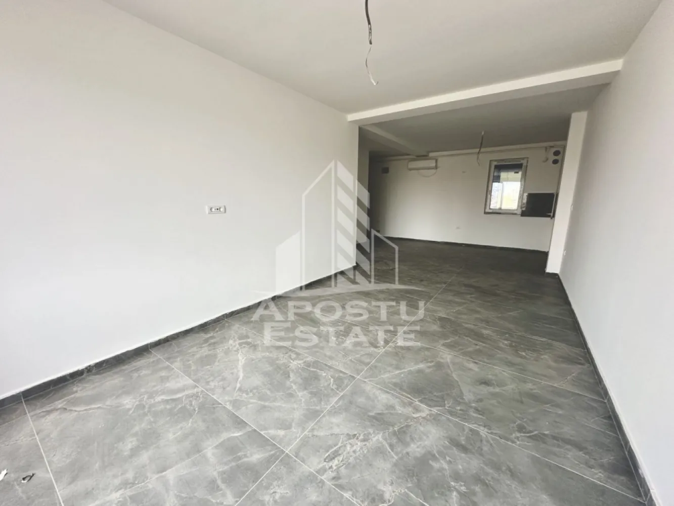 Apartament cu 2 camere, etaj 1, zona Planetelor din Giroc - APOSTU ESTATE va ofera spre vanzare un apartament cu 2 camere, etaj 1 din 3, situat in Giroc in zona Planetelor din Giroc, judetul Timis.
Beneficiaza de o suprafata de 53 mp utili.
Dispune de 1 loc de parcare trecut in CF.
Imobilul este dotat cu centrala proprie cu incalzire in pardoseala, clima, videointerfon, geamuri tripan Salamander.
Blocul este acoperit cu tigla, iar constructia este realizata din caramida Porotherm de 25 cm cu izolatie de 15 cm.
Termen de predare: martie 2026.
Vecinatati: Profi

Compartimentare:
- hol acces
- living open space
- bucatarie cu posibilitate de inchidere
- dormitor
- baie cu dus

Pretul este 87.500 euro
Te astept cu drag la o vizionare si poti fii chiar tu noul proprietar al acestui apartament.
CP 2824635