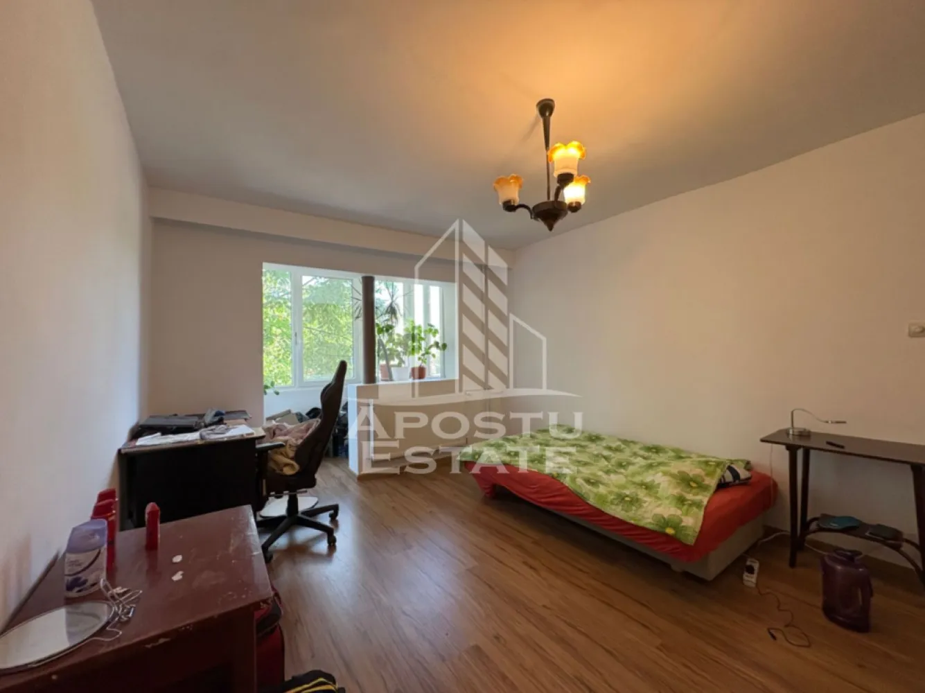 Apartament etajul 1, bloc anvelopat in zona Girocului Timisoara - Apostu Estate va propune spre vanzare un apartament semidecomandat, cu 2 camere în zona Girocului, Timisoara, judetul Timis.
Apartamentul este situat intr-un bloc reabilitat termic.
Apartamentul se desfasoara pe o suprafata utila de 45.7 mp. 

Imobilul se afla la etajul 1 al unui bloc cu 5 etaje. 

Compartimentarea se prezinta astfel:
- Hol de acces
- Bucătărie
- Living cu balcon inchis in termopan
- Dormitor 
- Baie dotată cu vana si geam pentru aerisire.

Confortul termic este realizat prin termoficare insa proiectul de gaz pentru montare centrala termica este realizat.

Vecinatati:
- Supermarket Lidl, Kaufland, Profi
- Spitalul Judetean
- Mijloace de transport in comun
- Institutii de invatamant
- Institutii farmaceutice
Acceptam orice tip de credit bancar. Oferim consultanta si solutii financiare prin colaboratorii nostri.
Va asteptam cu drag la o vizionare!
CP3176525