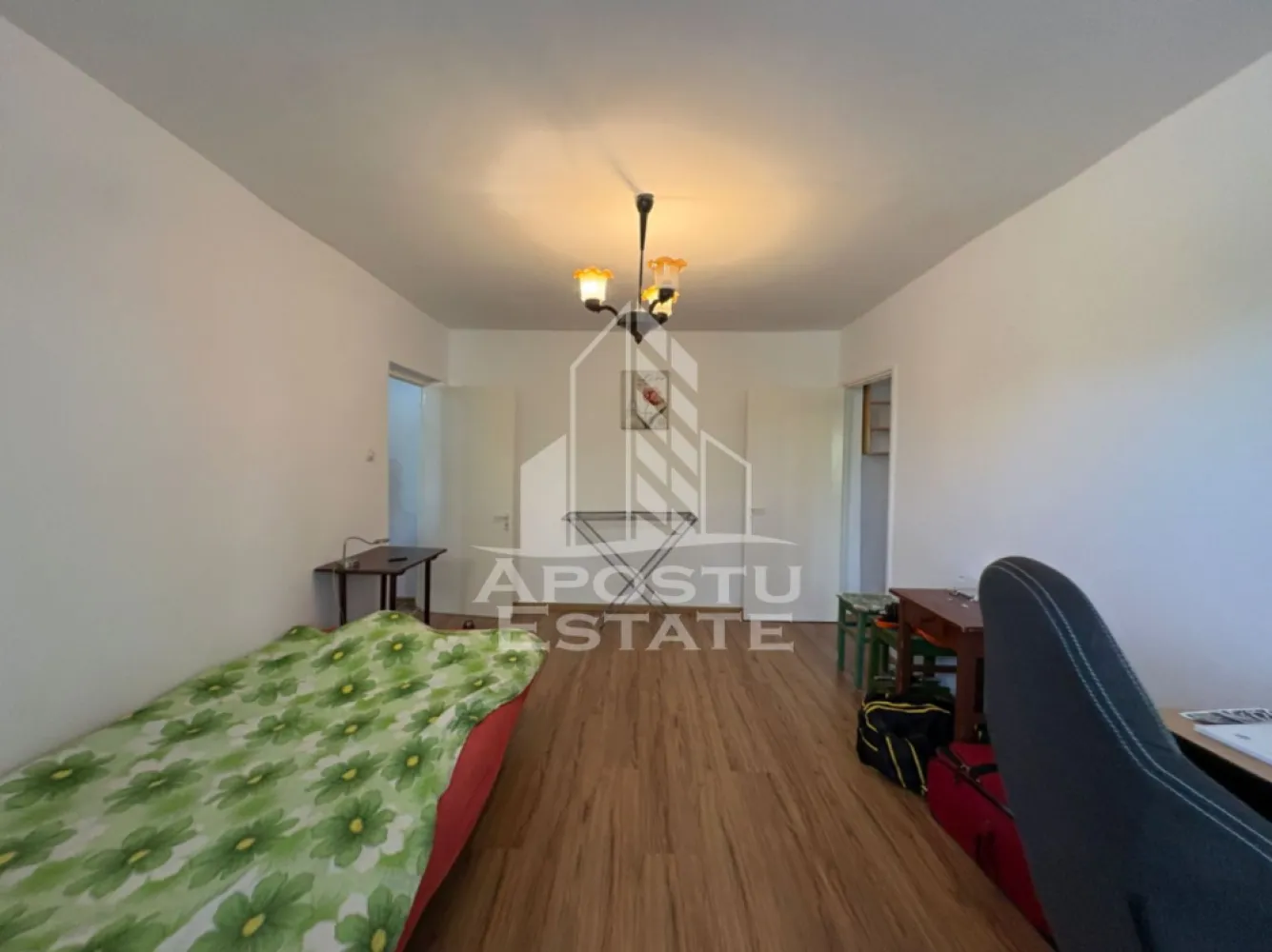 Apartament etajul 1, bloc anvelopat in zona Girocului Timisoara - Apostu Estate va propune spre vanzare un apartament semidecomandat, cu 2 camere în zona Girocului, Timisoara, judetul Timis.
Apartamentul este situat intr-un bloc reabilitat termic.
Apartamentul se desfasoara pe o suprafata utila de 45.7 mp. 

Imobilul se afla la etajul 1 al unui bloc cu 5 etaje. 

Compartimentarea se prezinta astfel:
- Hol de acces
- Bucătărie
- Living cu balcon inchis in termopan
- Dormitor 
- Baie dotată cu vana si geam pentru aerisire.

Confortul termic este realizat prin termoficare insa proiectul de gaz pentru montare centrala termica este realizat.

Vecinatati:
- Supermarket Lidl, Kaufland, Profi
- Spitalul Judetean
- Mijloace de transport in comun
- Institutii de invatamant
- Institutii farmaceutice
Acceptam orice tip de credit bancar. Oferim consultanta si solutii financiare prin colaboratorii nostri.
Va asteptam cu drag la o vizionare!
CP3176525