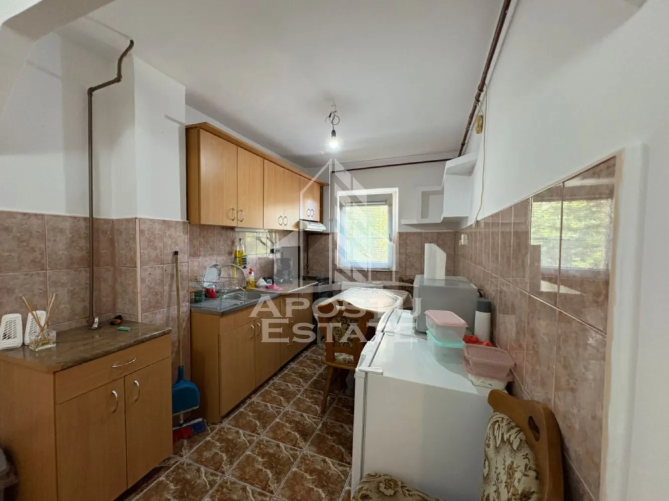 Apartament etajul 1, bloc anvelopat in zona Girocului Timisoara - Apostu Estate va propune spre vanzare un apartament semidecomandat, cu 2 camere în zona Girocului, Timisoara, judetul Timis.
Apartamentul este situat intr-un bloc reabilitat termic.
Apartamentul se desfasoara pe o suprafata utila de 45.7 mp. 

Imobilul se afla la etajul 1 al unui bloc cu 5 etaje. 

Compartimentarea se prezinta astfel:
- Hol de acces
- Bucătărie
- Living cu balcon inchis in termopan
- Dormitor 
- Baie dotată cu vana si geam pentru aerisire.

Confortul termic este realizat prin termoficare insa proiectul de gaz pentru montare centrala termica este realizat.

Vecinatati:
- Supermarket Lidl, Kaufland, Profi
- Spitalul Judetean
- Mijloace de transport in comun
- Institutii de invatamant
- Institutii farmaceutice
Acceptam orice tip de credit bancar. Oferim consultanta si solutii financiare prin colaboratorii nostri.
Va asteptam cu drag la o vizionare!
CP3176525