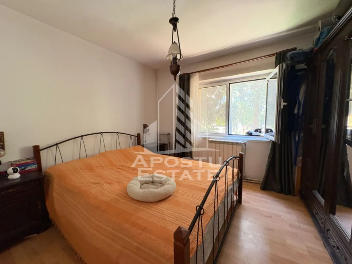 Apartament 2 camere, decomadat, bloc anvelopat Olimpia Stadion - Agentia imobiliara APOSTU ESTATE va propune spre vanzare un apartament cu 2 camere, situat in Timis, Timisoara, intre Olimpia Stadion si Complexul Studentesc.

Imobilul este amplasat la parter, are o suprafata de 50 mp si este decomandat, fiind potrivit atat pentru locuit, cat si pentru investitie.

Caracteristici:
• 2 camere
• Debara 
• Suprafata: 50 mp
• Centrala termica proprie

Avantaje:
• Pozitionare excelenta, zona linistita dar si aproape de campusul universitar
• Ideal pentru inchiriere sau locuinta proprie
• Acces rapid catre puncte de interes

Agentia imobiliara Apostu Estate va ofera consultanta bancara gratuita prin intermediul colaboratorilor nostri pentru alegerea celui mai potrivit tip de credit, astfel incat tu sa devi noul proprietar al acestui apartament.
CP3176500