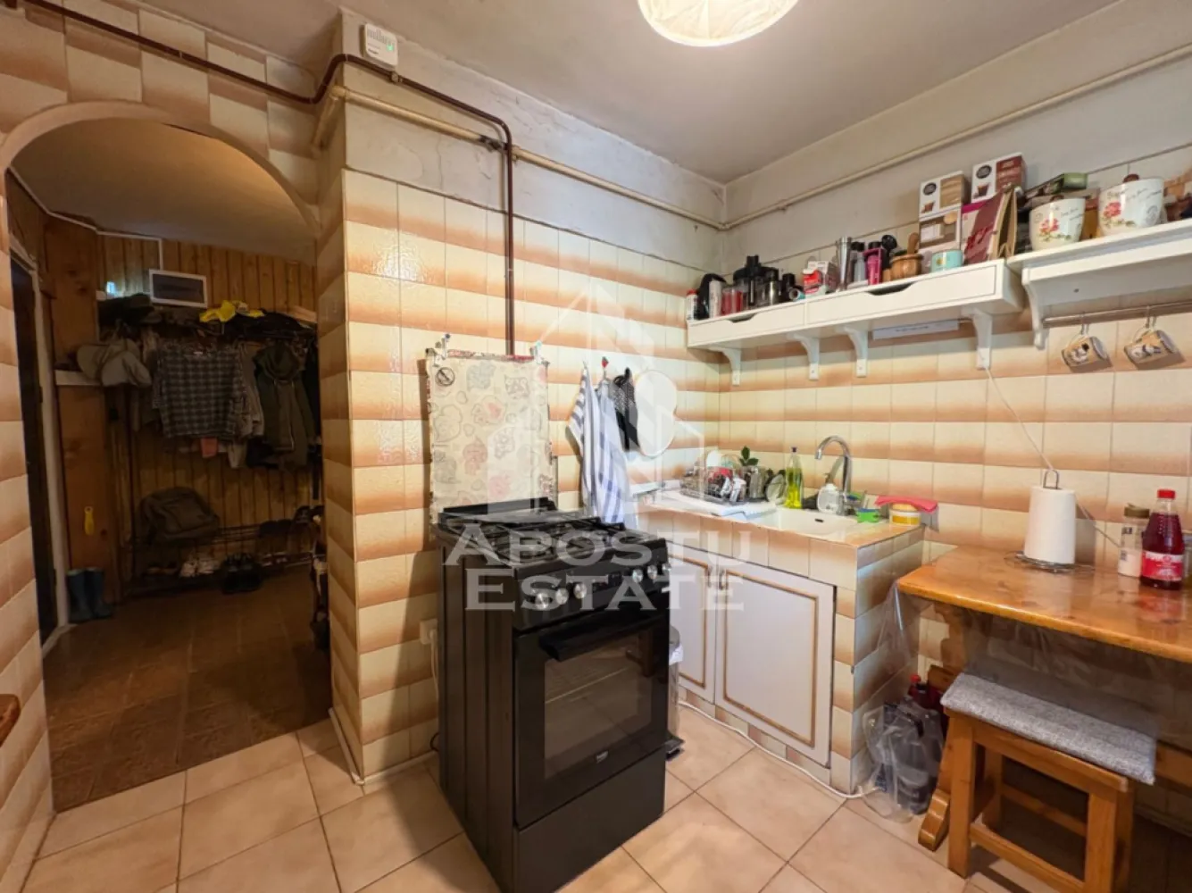 Apartament 2 camere, decomadat, bloc anvelopat Olimpia Stadion - Agentia imobiliara APOSTU ESTATE va propune spre vanzare un apartament cu 2 camere, situat in Timis, Timisoara, intre Olimpia Stadion si Complexul Studentesc.

Imobilul este amplasat la parter, are o suprafata de 50 mp si este decomandat, fiind potrivit atat pentru locuit, cat si pentru investitie.

Caracteristici:
• 2 camere
• Debara 
• Suprafata: 50 mp
• Centrala termica proprie

Avantaje:
• Pozitionare excelenta, zona linistita dar si aproape de campusul universitar
• Ideal pentru inchiriere sau locuinta proprie
• Acces rapid catre puncte de interes

Agentia imobiliara Apostu Estate va ofera consultanta bancara gratuita prin intermediul colaboratorilor nostri pentru alegerea celui mai potrivit tip de credit, astfel incat tu sa devi noul proprietar al acestui apartament.
CP3176500