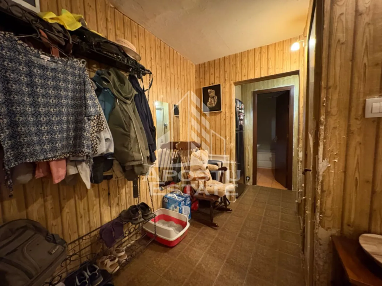 Apartament 2 camere, decomadat, bloc anvelopat Olimpia Stadion - Agentia imobiliara APOSTU ESTATE va propune spre vanzare un apartament cu 2 camere, situat in Timis, Timisoara, intre Olimpia Stadion si Complexul Studentesc.

Imobilul este amplasat la parter, are o suprafata de 50 mp si este decomandat, fiind potrivit atat pentru locuit, cat si pentru investitie.

Caracteristici:
• 2 camere
• Debara 
• Suprafata: 50 mp
• Centrala termica proprie

Avantaje:
• Pozitionare excelenta, zona linistita dar si aproape de campusul universitar
• Ideal pentru inchiriere sau locuinta proprie
• Acces rapid catre puncte de interes

Agentia imobiliara Apostu Estate va ofera consultanta bancara gratuita prin intermediul colaboratorilor nostri pentru alegerea celui mai potrivit tip de credit, astfel incat tu sa devi noul proprietar al acestui apartament.
CP3176500