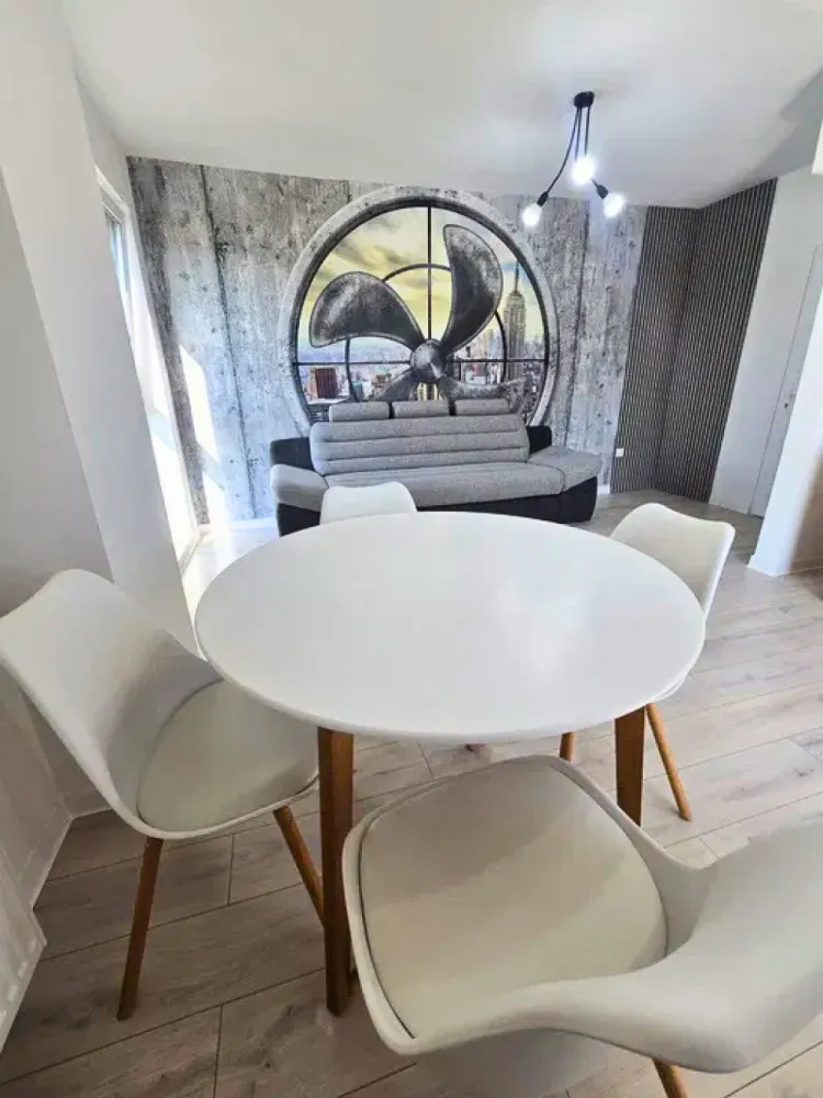Apartament cu 2 camere de vânzare | Comision 0 - Acest apartament reprezintă o alegere excelentă atât pentru locuit, cât și pentru investiție, fiind situat într-o zonă apreciată din Cluj-Napoca, cu acces rapid către magazine, mijloace de transport și alte puncte de interes importante.Situat la etajul 6, apartamentul este semidecomandat, foarte bine compartimentat și dispune de o suprafață utilă de 42 mp, la care se adaugă o terasă generoasă de 15 mp, perfectă pentru relaxare.Compartimentare:• living cu bucătărie open-space• dormitor• baie• hol• terasă spațioasăSe vinde complet mobilat și utilat, fiind pregătit pentru mutare sau închiriere imediată.Loc de parcare subterană - 15.000 €Preț: 119.000 €Comision 0 pentru cumpărătorSe acceptă achiziționarea și prin credit, iar pentru un proces cât mai simplu și rapid, colaborăm și cu broker de credite, oferind consultanță 100% gratuită.Id: 89v/22Dacă doriți să aflați mai multe despre această proprietate sau să programați o vizionare, echipa Petani Imobiliare vă stă cu drag la dispoziție.0784 878 355Petani ImobiliareCăutăm locuințe. Găsim acasă.