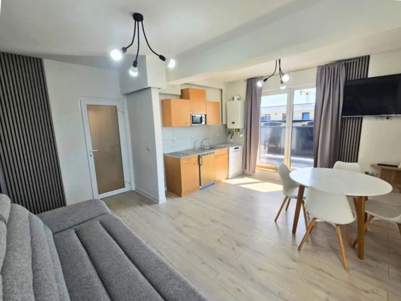 Apartament cu 2 camere de vânzare | Comision 0 - Acest apartament reprezintă o alegere excelentă atât pentru locuit, cât și pentru investiție, fiind situat într-o zonă apreciată din Cluj-Napoca, cu acces rapid către magazine, mijloace de transport și alte puncte de interes importante.Situat la etajul 6, apartamentul este semidecomandat, foarte bine compartimentat și dispune de o suprafață utilă de 42 mp, la care se adaugă o terasă generoasă de 15 mp, perfectă pentru relaxare.Compartimentare:• living cu bucătărie open-space• dormitor• baie• hol• terasă spațioasăSe vinde complet mobilat și utilat, fiind pregătit pentru mutare sau închiriere imediată.Loc de parcare subterană - 15.000 €Preț: 119.000 €Comision 0 pentru cumpărătorSe acceptă achiziționarea și prin credit, iar pentru un proces cât mai simplu și rapid, colaborăm și cu broker de credite, oferind consultanță 100% gratuită.Id: 89v/22Dacă doriți să aflați mai multe despre această proprietate sau să programați o vizionare, echipa Petani Imobiliare vă stă cu drag la dispoziție.0784 878 355Petani ImobiliareCăutăm locuințe. Găsim acasă.
