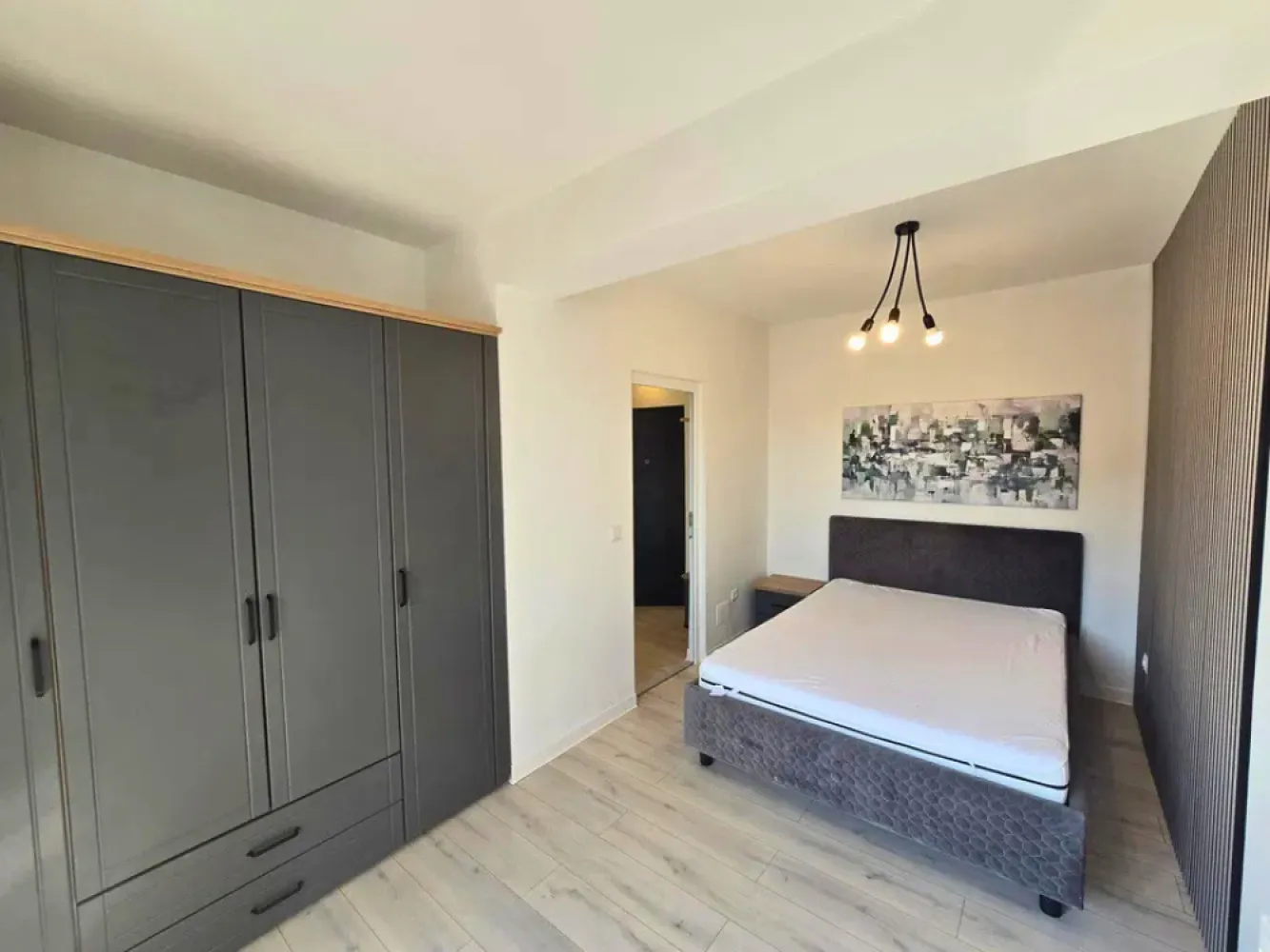 Apartament cu 2 camere de vânzare | Comision 0 - Acest apartament reprezintă o alegere excelentă atât pentru locuit, cât și pentru investiție, fiind situat într-o zonă apreciată din Cluj-Napoca, cu acces rapid către magazine, mijloace de transport și alte puncte de interes importante.Situat la etajul 6, apartamentul este semidecomandat, foarte bine compartimentat și dispune de o suprafață utilă de 42 mp, la care se adaugă o terasă generoasă de 15 mp, perfectă pentru relaxare.Compartimentare:• living cu bucătărie open-space• dormitor• baie• hol• terasă spațioasăSe vinde complet mobilat și utilat, fiind pregătit pentru mutare sau închiriere imediată.Loc de parcare subterană - 15.000 €Preț: 119.000 €Comision 0 pentru cumpărătorSe acceptă achiziționarea și prin credit, iar pentru un proces cât mai simplu și rapid, colaborăm și cu broker de credite, oferind consultanță 100% gratuită.Id: 89v/22Dacă doriți să aflați mai multe despre această proprietate sau să programați o vizionare, echipa Petani Imobiliare vă stă cu drag la dispoziție.0784 878 355Petani ImobiliareCăutăm locuințe. Găsim acasă.