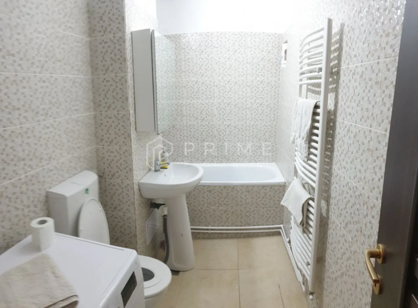 Apartament cu 2 camere | Zonă Gara Mare - Vă propunem spre închiriere un apartament cu 2 camere, având o suprafață de 60 mp, situat într o zonă accesibilă, în imediata apropiere a Gării Mari.

Locuința se predă complet mobilată și utilată, fiind pregătită pentru mutare imediată. Designul interior este gândit pentru a oferi confort și funcționalitate.

Dotări și beneficii:
Apartamentul dispune de mașină de spălat rufe.
Bucătăria este dotată cu mașină de spălat vase.
Electrocasnicele sunt incorporate pentru un aspect curat și modern.
Locuința este prevăzută cu aer condiționat pentru confortul dumneavoastră pe tot parcursul anului.
Detalii financiare:
Pentru detalii legate de preț, garanție și vizionări, vă rugăm să ne contactați.

Promisiunea Prime Properties: La Prime Properties, fiecare tranzacție este susținută de expertiză și strategie. Nu oferim doar locuințe, ci soluții adaptate stilului tău de viață. Dacă această proprietate nu corespunde nevoilor dumneavoastră, lăsați-ne să găsim alternativa potrivită.