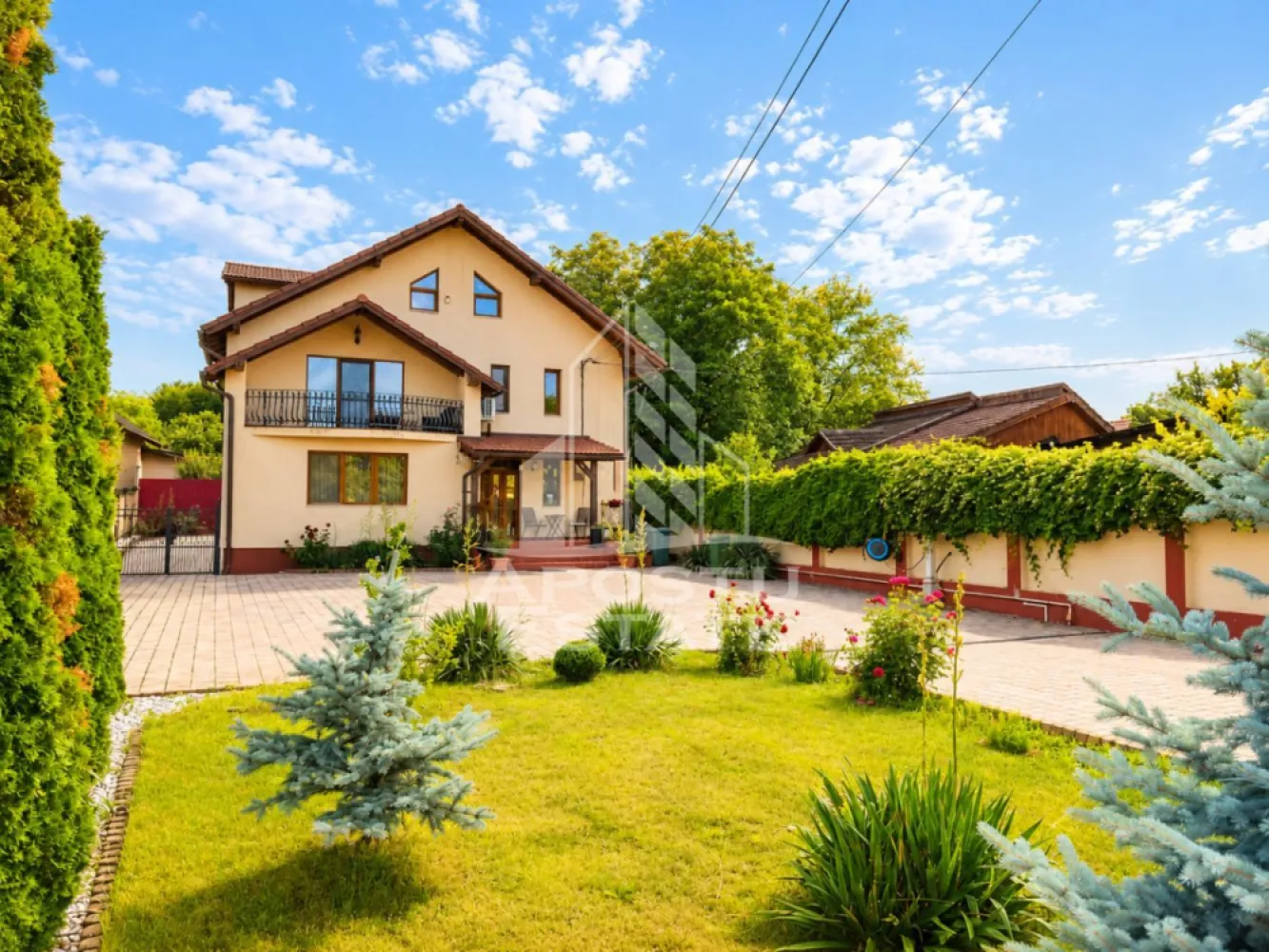 Comision 0% ! Casa moderna, teren 3500mp, Pestisu Mare, Hunedoara - Agentie imobiliara, APOSTU ESTATE va propune spre vanzare in Reprezentare Exclusiva si comision 0% la cumparator, o casa individuala cu 4 dormitoare, aflata in Pestisu Mare, in Hunedoara.

Actualul proprietar a construit aceasta casa pentru uz propriu, fapt pentru care toate materialele de constructie cat si finisajele sunt de calitate superioara. Lucru de care va rugam sa va convingeti singuri la vizionare.

Locuinta are o suprafata utila de aproximativ 250mp + aproximativ 100mp la mansarda, compartimentata astfel:
Parter:
- 1 dormitor
- 1 sufragerie
- 1 loc de luat masa, open-space cu bucataria
- 1 baie
- 1 spatiu de depozitare
- 1 terasa de aproximativ 20 mp

Etaj:
- 1 dormitor matrimonial, cu baie proprie, dressing si balcon
- 2 dormitoare, fiecare cu dressing
- 1 baie spatioasa
- 1 hol de acces

Mansarda:
- 1 spatiu open-space, pe toata suprafata casei, care poate fi compartimentat in 3 sau 4 camere

Confortul termic este asigurat, prin intermediul centralei termice proprii, prin incalzire in pardoseala la parterul casei si prin calorifere la etaj. Iar pentru zilele calduroase, exista aparate de aer conditionat, care sa asigure racorirea in intreaga casa.

Accesul se face prin poarta actionata cu telecomanda. Iar pentru siguranta, avem sistem de camere de supraveghere.

Suprafata mare a terenului ofera posibilitati multiple de utilizare si valorificare a acestuia.

In prezent, casa se inchiriaza in regim hotelier, ceea ce ofera potential de afacere.

Amplasarea proprietatii ofera acces facil atat catre orasul Hunedoara, cat si catre Deva sau Simeria.

Proprietatea se preda mobilata si utilata complet, conform pozelor.

Oferim consultanta gratuita cu privire la obtinerea creditelor bancare, pentru achizitii imobiliare.

Nu ezitati sa ne contactati pentru stabilirea unei vizionari sau alte detalii suplimentare.

ID intern: CP3171694