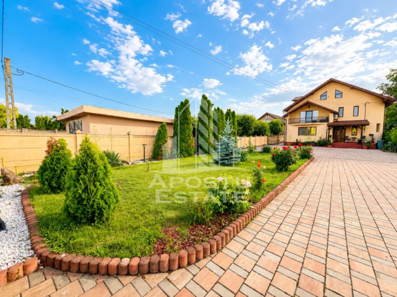 Comision 0% ! Casa moderna, teren 3500mp, Pestisu Mare, Hunedoara - Agentie imobiliara, APOSTU ESTATE va propune spre vanzare in Reprezentare Exclusiva si comision 0% la cumparator, o casa individuala cu 4 dormitoare, aflata in Pestisu Mare, in Hunedoara.

Actualul proprietar a construit aceasta casa pentru uz propriu, fapt pentru care toate materialele de constructie cat si finisajele sunt de calitate superioara. Lucru de care va rugam sa va convingeti singuri la vizionare.

Locuinta are o suprafata utila de aproximativ 250mp + aproximativ 100mp la mansarda, compartimentata astfel:
Parter:
- 1 dormitor
- 1 sufragerie
- 1 loc de luat masa, open-space cu bucataria
- 1 baie
- 1 spatiu de depozitare
- 1 terasa de aproximativ 20 mp

Etaj:
- 1 dormitor matrimonial, cu baie proprie, dressing si balcon
- 2 dormitoare, fiecare cu dressing
- 1 baie spatioasa
- 1 hol de acces

Mansarda:
- 1 spatiu open-space, pe toata suprafata casei, care poate fi compartimentat in 3 sau 4 camere

Confortul termic este asigurat, prin intermediul centralei termice proprii, prin incalzire in pardoseala la parterul casei si prin calorifere la etaj. Iar pentru zilele calduroase, exista aparate de aer conditionat, care sa asigure racorirea in intreaga casa.

Accesul se face prin poarta actionata cu telecomanda. Iar pentru siguranta, avem sistem de camere de supraveghere.

Suprafata mare a terenului ofera posibilitati multiple de utilizare si valorificare a acestuia.

In prezent, casa se inchiriaza in regim hotelier, ceea ce ofera potential de afacere.

Amplasarea proprietatii ofera acces facil atat catre orasul Hunedoara, cat si catre Deva sau Simeria.

Proprietatea se preda mobilata si utilata complet, conform pozelor.

Oferim consultanta gratuita cu privire la obtinerea creditelor bancare, pentru achizitii imobiliare.

Nu ezitati sa ne contactati pentru stabilirea unei vizionari sau alte detalii suplimentare.

ID intern: CP3171694