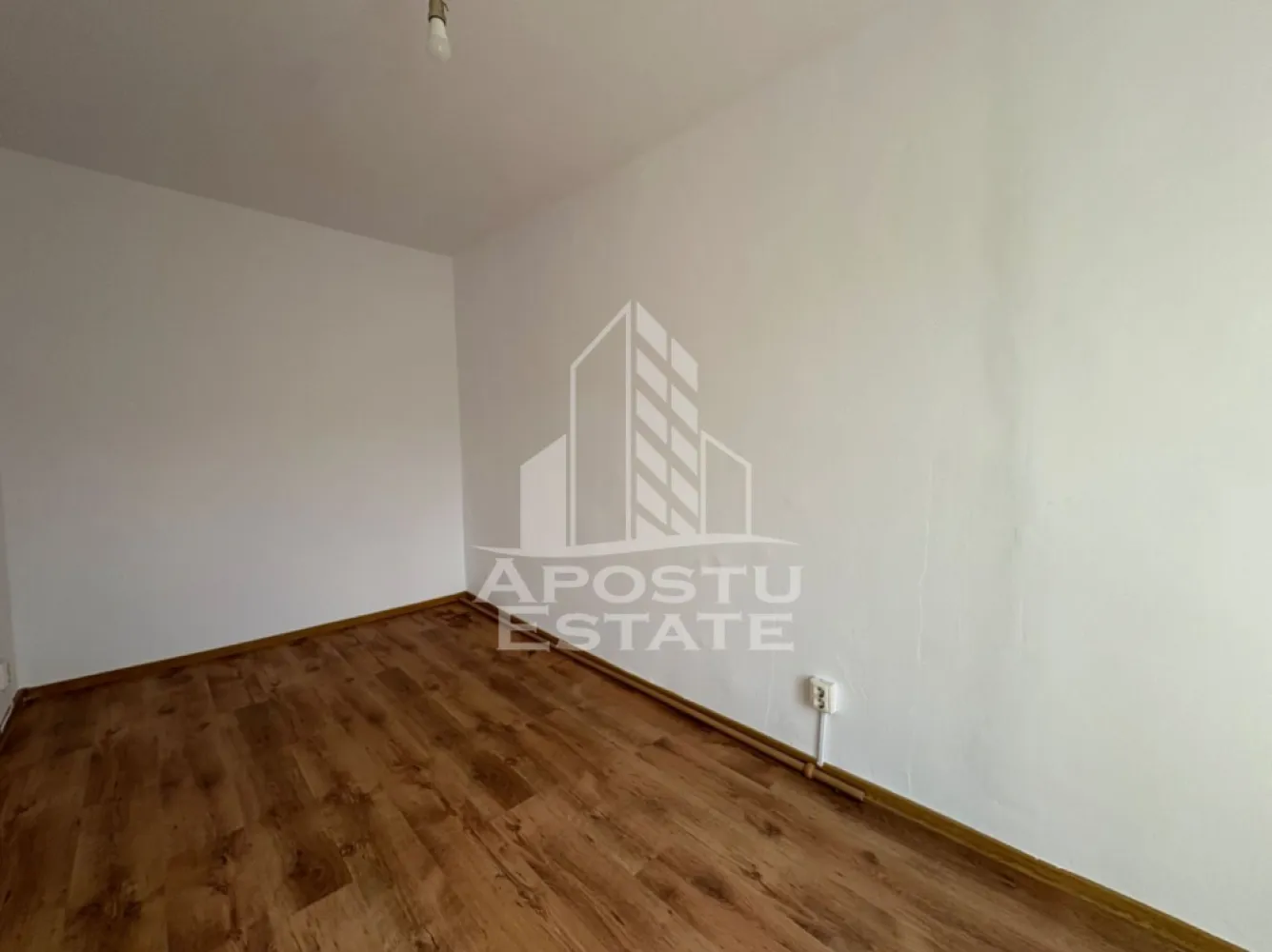 Apartament 2 camere, in zona Piata Marasti, Timisoara. - Apostu Estate va propun spre vânzare un apartament cu 2 camere, situat în zona Piata Mărăști (Zona 0), chiar în inima Timișoarei, într-o zonă liniștită, cu acces imediat la principalele puncte de interes ale orașului.

Suprafață utilă: 47 mp
Compartimentare: semidecomandat
Situat la etajul 4/4, blocul are acoperis.

Locație excelentă, ultracentrală
La doar 3 minute de mers pe jos de Iulius Town
La 4 minute de Piața Unirii
Ideal atât pentru locuință proprie, cât și pentru investiție, datorită potențialului ridicat de închiriere
Apartamentul este liber și disponibil pentru vizionări
Actele sunt la zi
Pentru mai multe informații și programarea unei vizionări, nu ezitați să ne contactați!
Agentia imobiliara Apostu Estate va ofera consultanta bancara gratuita prin intermediul colaboratorilor nostri pentru alegerea celui mai potrivit tip de credit, astfel incat tu sa devi noul proprietar al acestui apartament.
CP3176579