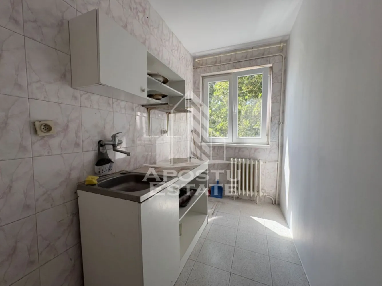 Apartament 2 camere, in zona Piata Marasti, Timisoara. - Apostu Estate va propun spre vânzare un apartament cu 2 camere, situat în zona Piata Mărăști (Zona 0), chiar în inima Timișoarei, într-o zonă liniștită, cu acces imediat la principalele puncte de interes ale orașului.

Suprafață utilă: 47 mp
Compartimentare: semidecomandat
Situat la etajul 4/4, blocul are acoperis.

Locație excelentă, ultracentrală
La doar 3 minute de mers pe jos de Iulius Town
La 4 minute de Piața Unirii
Ideal atât pentru locuință proprie, cât și pentru investiție, datorită potențialului ridicat de închiriere
Apartamentul este liber și disponibil pentru vizionări
Actele sunt la zi
Pentru mai multe informații și programarea unei vizionări, nu ezitați să ne contactați!
Agentia imobiliara Apostu Estate va ofera consultanta bancara gratuita prin intermediul colaboratorilor nostri pentru alegerea celui mai potrivit tip de credit, astfel incat tu sa devi noul proprietar al acestui apartament.
CP3176579