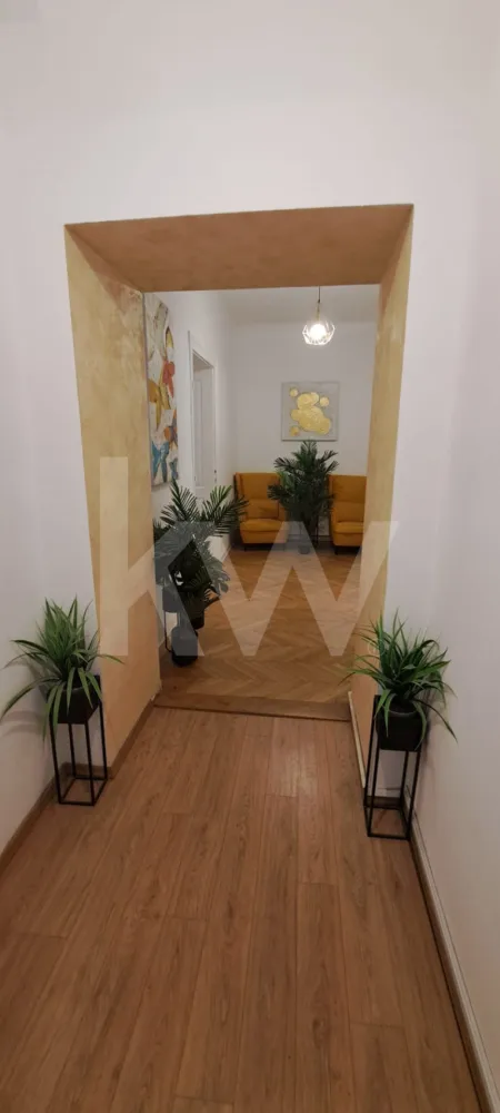 Apartament pentru inchiriere , ultracentral-centrul istoric ,mobilat si utilat - Oportunitate unică: Apartament de lux în centrul istoric 

Căutați confortul in inima orașului . Vă prezentăm un apartament de lux, situat ultracentral, pregătit să își primească noii locatari.

Cu o suprafață utilă generoasă de 87,7 mp, proprietatea este decomandată ingenios în două spatii complet independente. 

Fiecare unitate dispune de:
Bucătărie proprie, mobilată și utilată modern;

Baie privată cu finisaje de calitate;

Zonă de zi sau dormitor, amenajată cu stil.

Dotări și facilități de top
Pregătit pentru mutare: Mobilat și utilat modern, totul este gata pentru utilizare imediată.

Curte privată și loc de parcare: Un avantaj rar și extrem de valoros pentru zona centrală.

Flexibilitate totală: Ideal pentru o familie extinsă, pentru cei care doresc să locuiască într-o unitate și să o închirieze pe cealaltă, sau ca investiție pe termen lung ori în regim hotelier.

Proprietatea se află în imediata apropiere a tuturor punctelor de interes major din oraș:

Centrul istoric: La doar câțiva pași de restaurante, cafenele și zona pietonală.

Centrul administrativ: Acces rapid și facil la instituții și clădiri de birouri.

Centrul cultural: În vecinătatea teatrelor, a muzeelor și a principalelor evenimente urbane.

Pentru mai multe detalii și pentru a programa o vizionare, vă stăm la dispoziție.