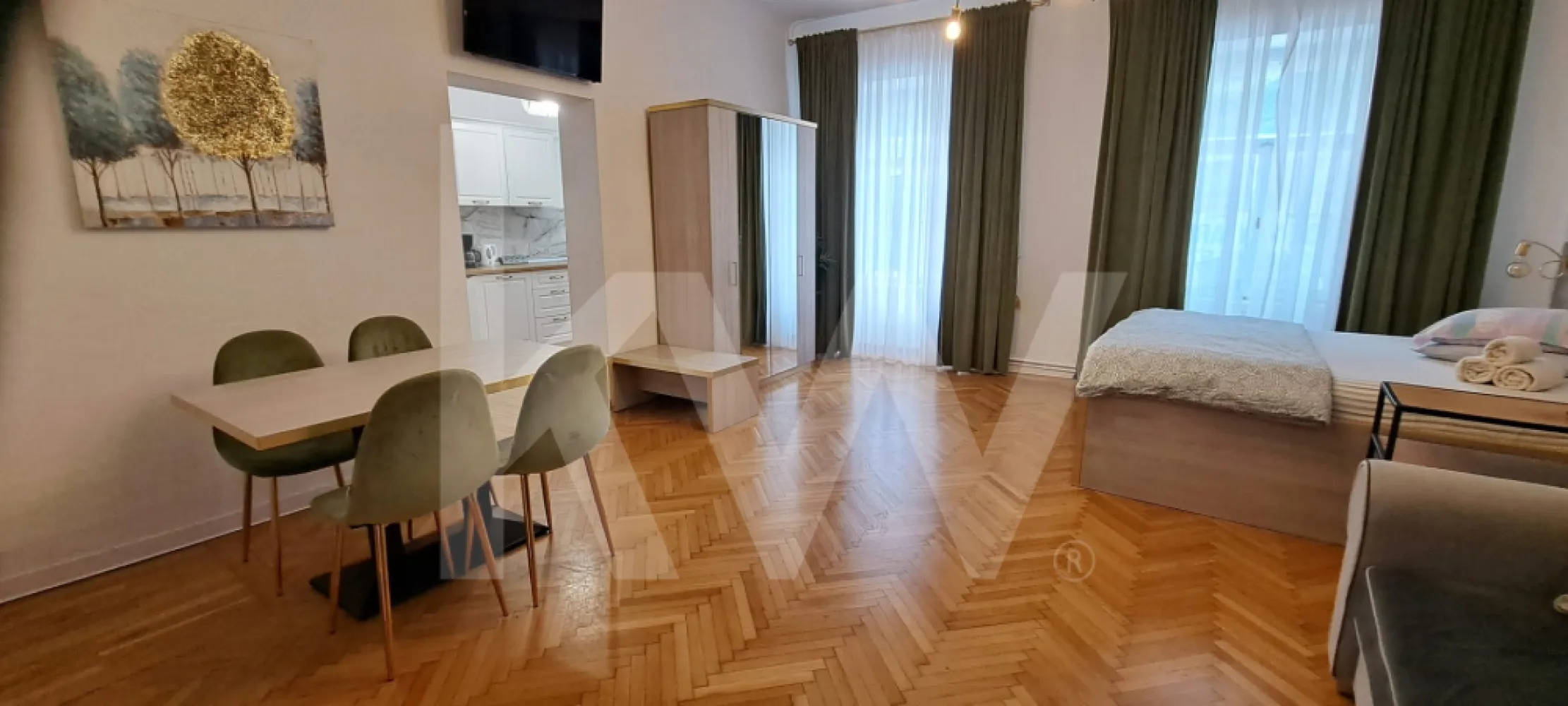 Apartament pentru inchiriere , ultracentral-centrul istoric ,mobilat si utilat - Oportunitate unică: Apartament de lux în centrul istoric 

Căutați confortul in inima orașului . Vă prezentăm un apartament de lux, situat ultracentral, pregătit să își primească noii locatari.

Cu o suprafață utilă generoasă de 87,7 mp, proprietatea este decomandată ingenios în două spatii complet independente. 

Fiecare unitate dispune de:
Bucătărie proprie, mobilată și utilată modern;

Baie privată cu finisaje de calitate;

Zonă de zi sau dormitor, amenajată cu stil.

Dotări și facilități de top
Pregătit pentru mutare: Mobilat și utilat modern, totul este gata pentru utilizare imediată.

Curte privată și loc de parcare: Un avantaj rar și extrem de valoros pentru zona centrală.

Flexibilitate totală: Ideal pentru o familie extinsă, pentru cei care doresc să locuiască într-o unitate și să o închirieze pe cealaltă, sau ca investiție pe termen lung ori în regim hotelier.

Proprietatea se află în imediata apropiere a tuturor punctelor de interes major din oraș:

Centrul istoric: La doar câțiva pași de restaurante, cafenele și zona pietonală.

Centrul administrativ: Acces rapid și facil la instituții și clădiri de birouri.

Centrul cultural: În vecinătatea teatrelor, a muzeelor și a principalelor evenimente urbane.

Pentru mai multe detalii și pentru a programa o vizionare, vă stăm la dispoziție.