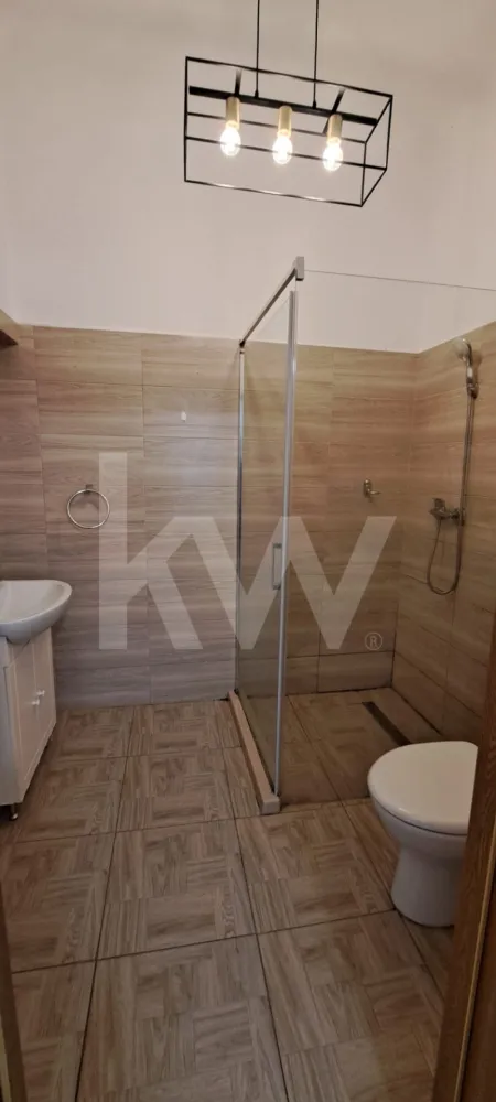 Apartament pentru inchiriere , ultracentral-centrul istoric ,mobilat si utilat - Oportunitate unică: Apartament de lux în centrul istoric 

Căutați confortul in inima orașului . Vă prezentăm un apartament de lux, situat ultracentral, pregătit să își primească noii locatari.

Cu o suprafață utilă generoasă de 87,7 mp, proprietatea este decomandată ingenios în două spatii complet independente. 

Fiecare unitate dispune de:
Bucătărie proprie, mobilată și utilată modern;

Baie privată cu finisaje de calitate;

Zonă de zi sau dormitor, amenajată cu stil.

Dotări și facilități de top
Pregătit pentru mutare: Mobilat și utilat modern, totul este gata pentru utilizare imediată.

Curte privată și loc de parcare: Un avantaj rar și extrem de valoros pentru zona centrală.

Flexibilitate totală: Ideal pentru o familie extinsă, pentru cei care doresc să locuiască într-o unitate și să o închirieze pe cealaltă, sau ca investiție pe termen lung ori în regim hotelier.

Proprietatea se află în imediata apropiere a tuturor punctelor de interes major din oraș:

Centrul istoric: La doar câțiva pași de restaurante, cafenele și zona pietonală.

Centrul administrativ: Acces rapid și facil la instituții și clădiri de birouri.

Centrul cultural: În vecinătatea teatrelor, a muzeelor și a principalelor evenimente urbane.

Pentru mai multe detalii și pentru a programa o vizionare, vă stăm la dispoziție.