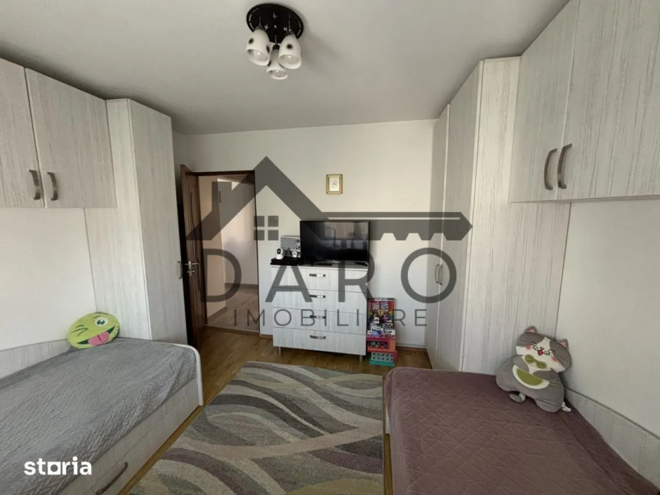 Apartament 3 camere, strada Livezeni, cartier Tudor - Vand apartament cu 3 camere decomandate, situat în cartierul Tudor, pe strada Livezeni, zona Merkur-Lidl.Apartamentul se vinde complet mobilat si utilat (electrocasnice incluse).Compartimentare:• Living spatios• 2 dormitoare• 2 băi• Bucătărie• Cămară• Hol generos• Balcon închis cu geam termopan.Suprafata: 70 mpEtaj 4 din 4. Centrală termică pe gaz, aer condiționat, instalațiile de apă, încălzire și electricitate au fost inlocuite. Izolație interioară cu vată minerală (tavane și pereți exteriori).Zona foarte buna, aproape de magazine, unitati de invatamant, mijloace de transport, parcare mare.