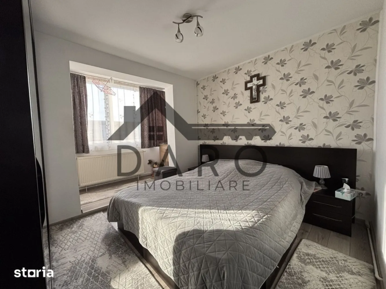 Apartament 3 camere, strada Livezeni, cartier Tudor - Vand apartament cu 3 camere decomandate, situat în cartierul Tudor, pe strada Livezeni, zona Merkur-Lidl.Apartamentul se vinde complet mobilat si utilat (electrocasnice incluse).Compartimentare:• Living spatios• 2 dormitoare• 2 băi• Bucătărie• Cămară• Hol generos• Balcon închis cu geam termopan.Suprafata: 70 mpEtaj 4 din 4. Centrală termică pe gaz, aer condiționat, instalațiile de apă, încălzire și electricitate au fost inlocuite. Izolație interioară cu vată minerală (tavane și pereți exteriori).Zona foarte buna, aproape de magazine, unitati de invatamant, mijloace de transport, parcare mare.