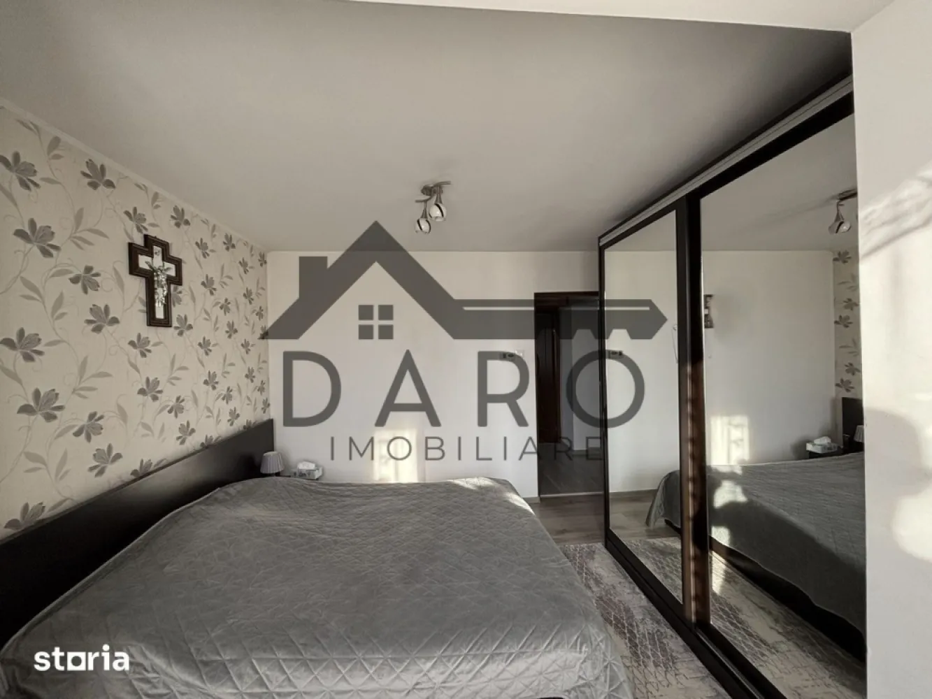 Apartament 3 camere, strada Livezeni, cartier Tudor - Vand apartament cu 3 camere decomandate, situat în cartierul Tudor, pe strada Livezeni, zona Merkur-Lidl.Apartamentul se vinde complet mobilat si utilat (electrocasnice incluse).Compartimentare:• Living spatios• 2 dormitoare• 2 băi• Bucătărie• Cămară• Hol generos• Balcon închis cu geam termopan.Suprafata: 70 mpEtaj 4 din 4. Centrală termică pe gaz, aer condiționat, instalațiile de apă, încălzire și electricitate au fost inlocuite. Izolație interioară cu vată minerală (tavane și pereți exteriori).Zona foarte buna, aproape de magazine, unitati de invatamant, mijloace de transport, parcare mare.