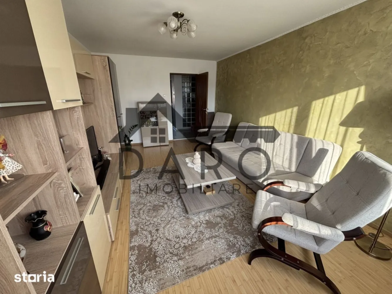 Apartament 3 camere, strada Livezeni, cartier Tudor - Vand apartament cu 3 camere decomandate, situat în cartierul Tudor, pe strada Livezeni, zona Merkur-Lidl.Apartamentul se vinde complet mobilat si utilat (electrocasnice incluse).Compartimentare:• Living spatios• 2 dormitoare• 2 băi• Bucătărie• Cămară• Hol generos• Balcon închis cu geam termopan.Suprafata: 70 mpEtaj 4 din 4. Centrală termică pe gaz, aer condiționat, instalațiile de apă, încălzire și electricitate au fost inlocuite. Izolație interioară cu vată minerală (tavane și pereți exteriori).Zona foarte buna, aproape de magazine, unitati de invatamant, mijloace de transport, parcare mare.