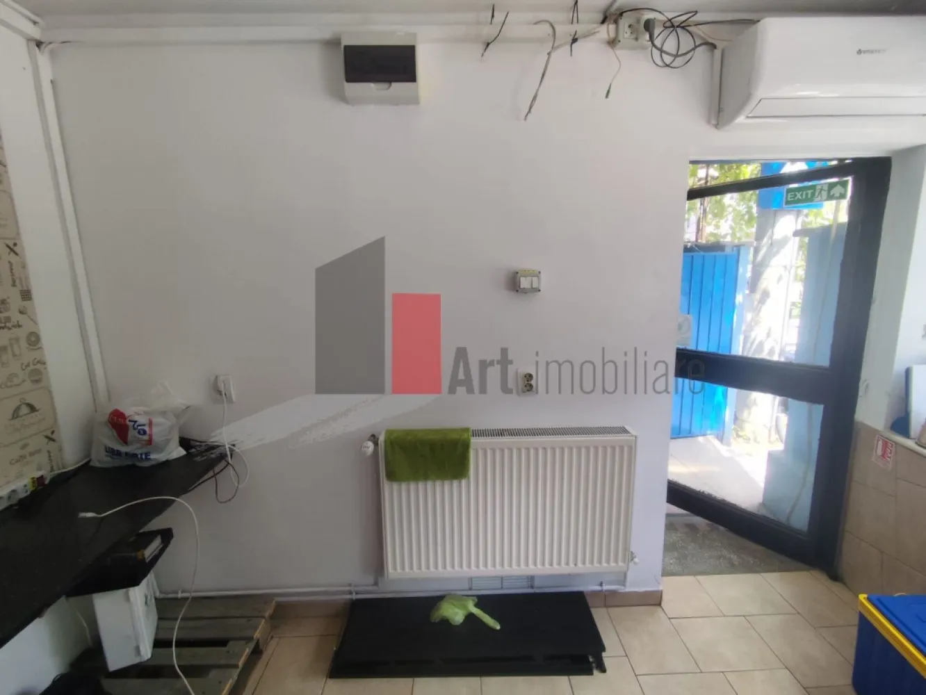Spatiu comercial de inchiriat in zona Basarabia/Titan - Spațiu comercial cu terasă boemă și vad format – ideal pentru cafenea, bistro sau activități comerciale diverse

Vă prezentăm spre închiriere un spațiu comercial cochet și versatil, cu o suprafață totală de aproximativ 20 mp, situat într-o zonă liniștită, printre străduțe cu farmec și atmosferă de cartier. Proprietatea se remarcă prin caracterul său aparte și prin terasa exterioară, care oferă un cadru plăcut și relaxant atât pentru clienți, cât și pentru viitorul operator.

Spațiul este compus dintr-o zonă interioară de aproximativ 8,3 mp, destinată activităților de preparare, desfacere sau lucru, completată de o terasă deschisă și curte proprie de aproximativ 11,1 mp. Suprafața exterioară transformă locația într-un spațiu cu adevărat special, oferind posibilitatea amenajării unei zone de servire într-un cadru intim și boem.

De asemenea, există posibilitatea amplasării unei măsuțe și în fața spațiului, sporind astfel confortul clienților și vizibilitatea comercială.

Spațiul beneficiază de o deschidere stradală de aproximativ 7 metri liniari și o vitrină de aproximativ 3 metri liniari, oferind expunere bună și vizibilitate pentru activitatea desfășurată.

Caracteristici principale:

Suprafață totală: aproximativ 20 mp;
Spațiu interior: aproximativ 8,3 mp;
Terasă și curte proprie: aproximativ 11,1 mp;
Deschidere stradală: aproximativ 7 ml;
Vitrină: aproximativ 3 ml;
Posibilitate de amplasare masă în fața spațiului;
Vad comercial deja format;
Potrivit pentru diverse activități comerciale și de servicii.

Utilități:

Curent electric;
Gaz natural;
Apă și canalizare.

Un avantaj important al proprietății îl reprezintă istoricul său comercial. În ultimii ani, spațiul a funcționat exclusiv ca și cafenea, beneficiind astfel de un vad deja creat și de recunoaștere în rândul clienților din zonă.

Datorită configurației sale, spațiul este potrivit pentru cafenea de specialitate, coffee-to-go, bistro, gelaterie, florărie, atelier creativ, showroom, mic magazin de proximitate sau alte activități comerciale care caută o locație cu personalitate și atmosferă aparte.

Dacă sunteți în căutarea unui spațiu mic ca suprafață, dar mare prin potențial și farmec, această proprietate poate reprezenta alegerea ideală pentru viitoarea dumneavoastră afacere.

Condiții de închiriere: chirie lunară și garanție.

Se percepe comision.

Pentru detalii suplimentare și programarea unei vizionări, vă stăm la dispoziție.