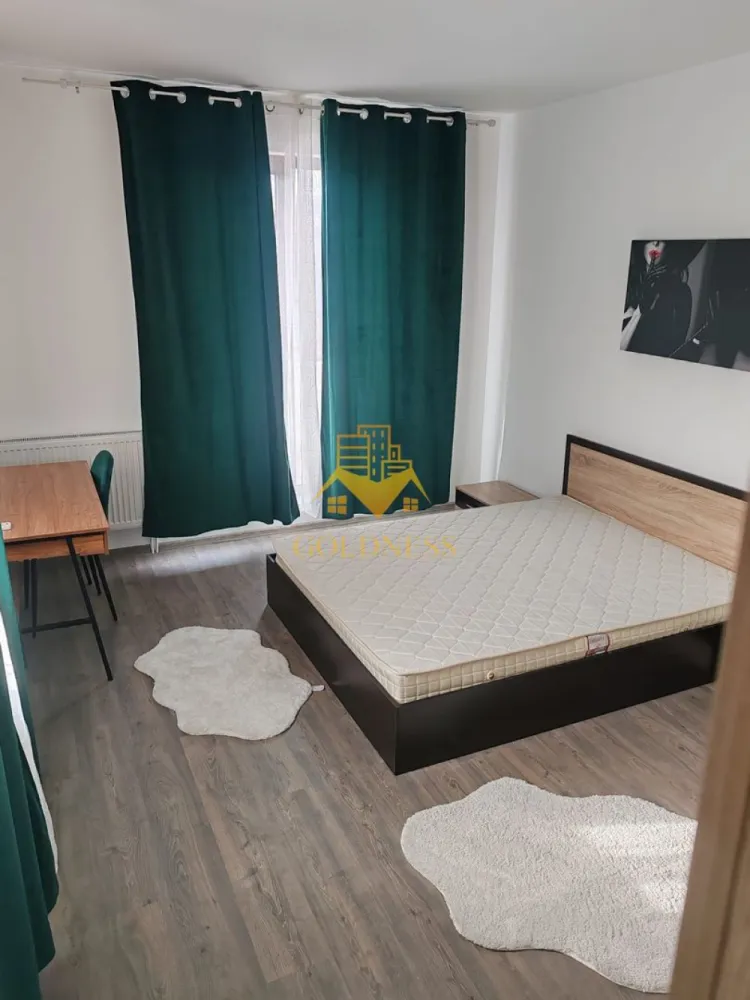 1 camere decomandata, balcon, Zorilor, Zona UMF, UTC, USAMV Hasdeu - GOLDNESS Imobiliare vă propune spre închiriere un apartament cu o camera complet mobilat și utilat, la Parter într-un imobil de 2 etaje, în Cartierul Zorilor.
Posibilitatea de a parca la liber!
Se află în apropierea stațiilor de transport în comun, magazine, restaurante, spații verzi, farmacii, etc. 
 
Apartamentul este compartimentat astfel:
 - dormitor cu pat matrimonial, dressing, noptiere, birou
 - bucatarie complet utilată și mobilată, loc de servit masa 
 - baie cu cabina de dus, calorifer port prosop și dulap pentru depozitare.
 - balcon de 3 mp

Imobilul este dotat cu toate cele necesare- centrală proprie, frigider, aragaz, hotă, mașină de spălat haine, etc. 

Dacă sunteți interesați de acest apartament și doriți să îl vizionați, dar și pentru alte oferte nu ezitați să ne contactați telefonic sau prin e-mail. Vă stăm la dispoziție!
Pentru intermediere se percepe un comision de 50% din prețul chiriei!