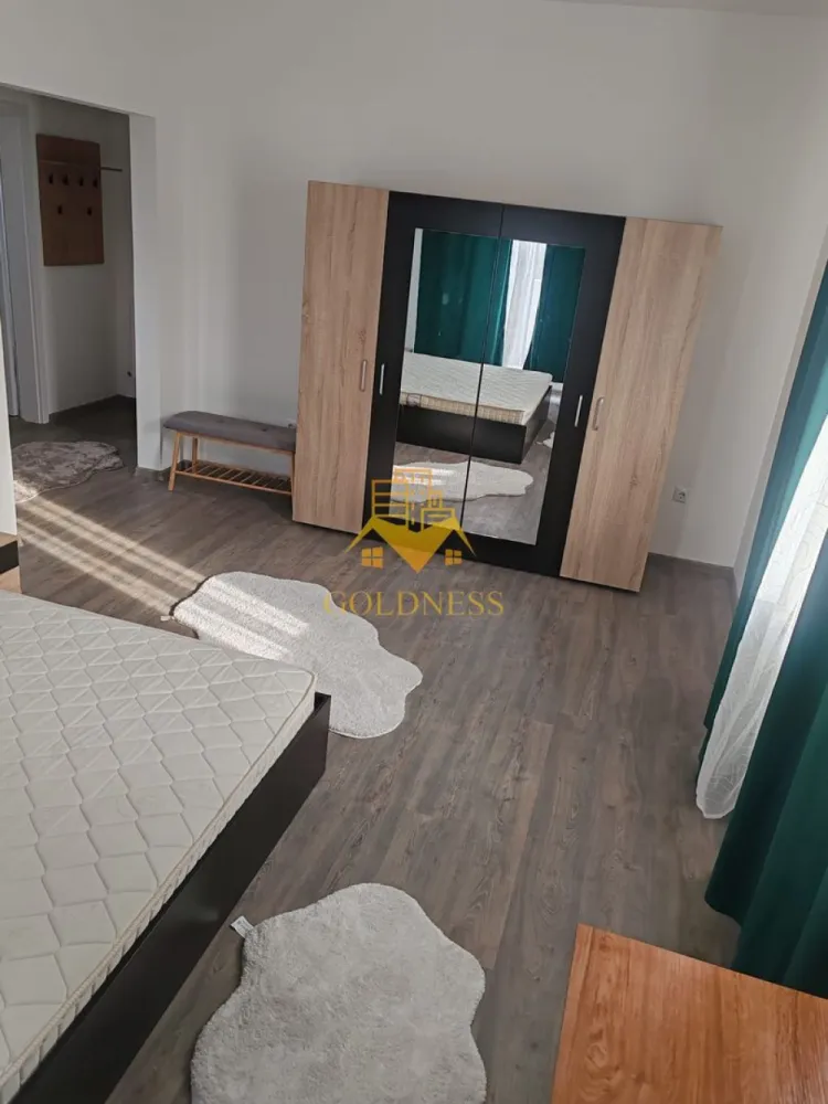 1 camere decomandata, balcon, Zorilor, Zona UMF, UTC, USAMV Hasdeu - GOLDNESS Imobiliare vă propune spre închiriere un apartament cu o camera complet mobilat și utilat, la Parter într-un imobil de 2 etaje, în Cartierul Zorilor.
Posibilitatea de a parca la liber!
Se află în apropierea stațiilor de transport în comun, magazine, restaurante, spații verzi, farmacii, etc. 
 
Apartamentul este compartimentat astfel:
 - dormitor cu pat matrimonial, dressing, noptiere, birou
 - bucatarie complet utilată și mobilată, loc de servit masa 
 - baie cu cabina de dus, calorifer port prosop și dulap pentru depozitare.
 - balcon de 3 mp

Imobilul este dotat cu toate cele necesare- centrală proprie, frigider, aragaz, hotă, mașină de spălat haine, etc. 

Dacă sunteți interesați de acest apartament și doriți să îl vizionați, dar și pentru alte oferte nu ezitați să ne contactați telefonic sau prin e-mail. Vă stăm la dispoziție!
Pentru intermediere se percepe un comision de 50% din prețul chiriei!