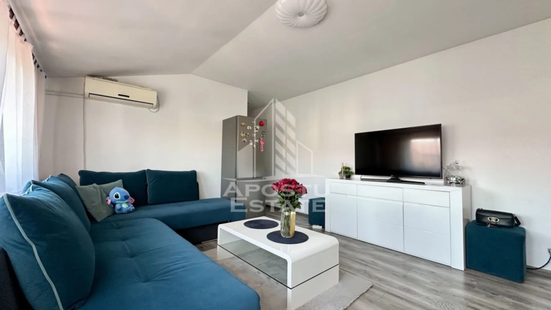 Apartament cu 3 camere, mobilat utilat, zona Bucovinei Timisoara - APOSTU ESTATE va propune spre vanzare un apartament modern cu 3 camere, situat la mansarda unui imobil cu acoperis, in zona Bucovinei, una dintre cele mai apreciate zone ale orasului, cu acces facil catre punctele de interes, mijloace de transport, magazine si scoli.

Apartamentul este amplasat la etajul 5/5 si beneficiaza de o compartimentare practica si de un ambient cald si primitor, fiind ideal atat pentru locuit, cat si pentru investitie.

Compartimentare:

hol de acces;
birou/dormitor;
living luminos deschis cu bucataria;
dormitor spatios;
baie;

Locuinta beneficiaza de centrala proprie noua si aer conditionat, oferind un plus de confort pe tot parcursul anului.

Apartamentul se vinde complet mobilat si utilat, fiind pregatit pentru mutare imediata, fara necesitarea unor investitii suplimentare.

Proprietatea reprezinta o alegere excelenta pentru cei care isi doresc un apartament confortabil, intr-o zona linistita si bine conectata a orasului.

Pentru mai multe detalii sau pentru a programa o vizionare, va stam cu drag la dispozitie.
CP3108210