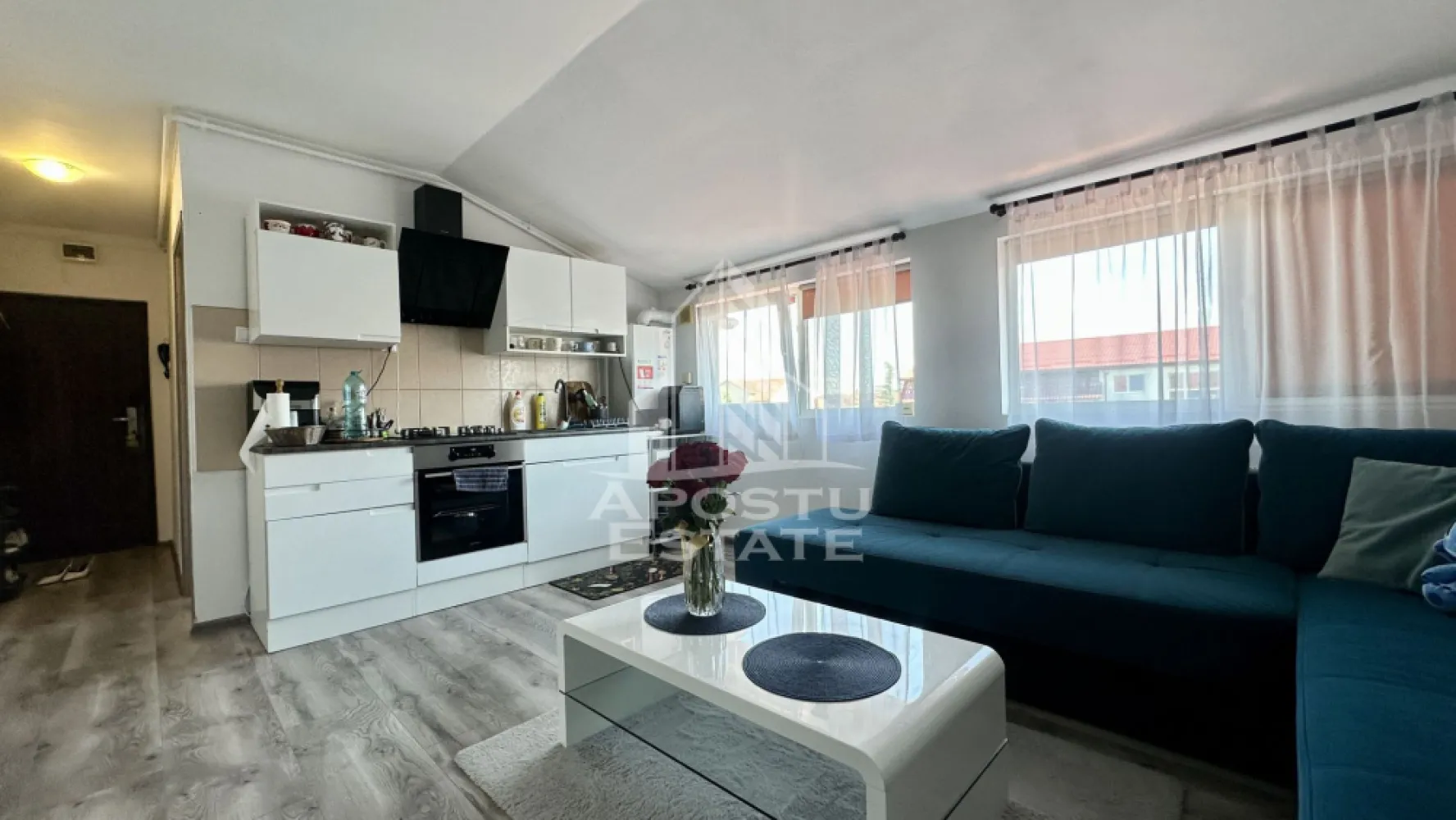 Apartament cu 3 camere, mobilat utilat, zona Bucovinei Timisoara - APOSTU ESTATE va propune spre vanzare un apartament modern cu 3 camere, situat la mansarda unui imobil cu acoperis, in zona Bucovinei, una dintre cele mai apreciate zone ale orasului, cu acces facil catre punctele de interes, mijloace de transport, magazine si scoli.

Apartamentul este amplasat la etajul 5/5 si beneficiaza de o compartimentare practica si de un ambient cald si primitor, fiind ideal atat pentru locuit, cat si pentru investitie.

Compartimentare:

hol de acces;
birou/dormitor;
living luminos deschis cu bucataria;
dormitor spatios;
baie;

Locuinta beneficiaza de centrala proprie noua si aer conditionat, oferind un plus de confort pe tot parcursul anului.

Apartamentul se vinde complet mobilat si utilat, fiind pregatit pentru mutare imediata, fara necesitarea unor investitii suplimentare.

Proprietatea reprezinta o alegere excelenta pentru cei care isi doresc un apartament confortabil, intr-o zona linistita si bine conectata a orasului.

Pentru mai multe detalii sau pentru a programa o vizionare, va stam cu drag la dispozitie.
CP3108210