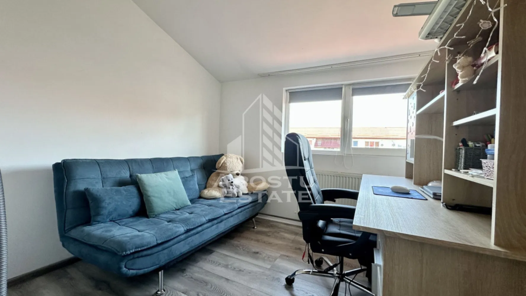 Apartament cu 3 camere, mobilat utilat, zona Bucovinei Timisoara - APOSTU ESTATE va propune spre vanzare un apartament modern cu 3 camere, situat la mansarda unui imobil cu acoperis, in zona Bucovinei, una dintre cele mai apreciate zone ale orasului, cu acces facil catre punctele de interes, mijloace de transport, magazine si scoli.

Apartamentul este amplasat la etajul 5/5 si beneficiaza de o compartimentare practica si de un ambient cald si primitor, fiind ideal atat pentru locuit, cat si pentru investitie.

Compartimentare:

hol de acces;
birou/dormitor;
living luminos deschis cu bucataria;
dormitor spatios;
baie;

Locuinta beneficiaza de centrala proprie noua si aer conditionat, oferind un plus de confort pe tot parcursul anului.

Apartamentul se vinde complet mobilat si utilat, fiind pregatit pentru mutare imediata, fara necesitarea unor investitii suplimentare.

Proprietatea reprezinta o alegere excelenta pentru cei care isi doresc un apartament confortabil, intr-o zona linistita si bine conectata a orasului.

Pentru mai multe detalii sau pentru a programa o vizionare, va stam cu drag la dispozitie.
CP3108210