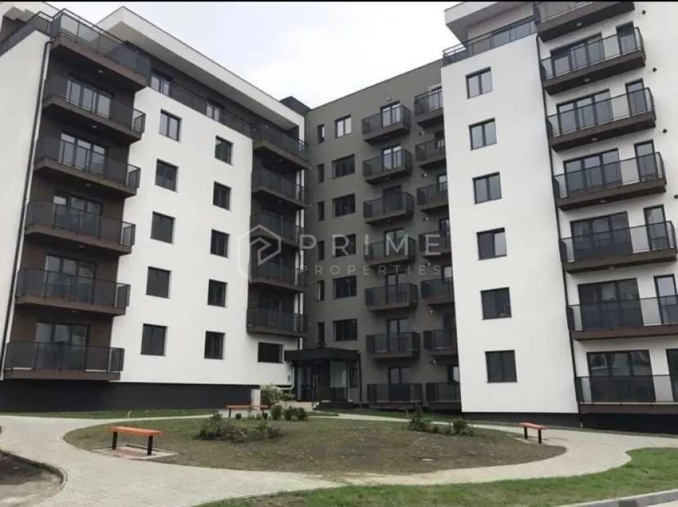 Apartament modern cu 1 cameră de închiriat – Zona Gloriei (Bloc Nou) - Vă propunem spre închiriere un apartament cochet și eficient, situat într-un imobil nou pe strada Gloriei. Fiind poziționat la un parter înalt într-o clădire modernă și izolată termic, apartamentul oferă un avantaj major prin costurile reduse de întreținere pe tot parcursul anului.

Detalii proprietate:

Tip: Apartament cu 1 cameră.

Stare: Mobilat și utilat complet, pregătit să ofere un confort maxim locatarilor.

Avantaje: Bloc nou, izolat termic, cu cheltuieli de întreținere minime.

Disponibilitate:

Proprietatea poate fi ocupată începând cu data de 1 Iulie.

Condiții financiare:

Chirie: 1500 RON / lună.

Această locuință reprezintă alegerea ideală pentru cei care caută un spațiu modern, curat și ușor de întreținut într-o zonă accesibilă.

Promisiunea Prime Properties:
Vă oferim siguranță, transparență și servicii impecabile pe tot parcursul drumului către casa ideală. Dacă această proprietate nu corespunde nevoilor dumneavoastră, lăsați-ne să găsim alternativa potrivită stilului dumneavoastră de viață.

Pentru informații suplimentare și programarea unei vizionări, vă rugăm să ne contactați.