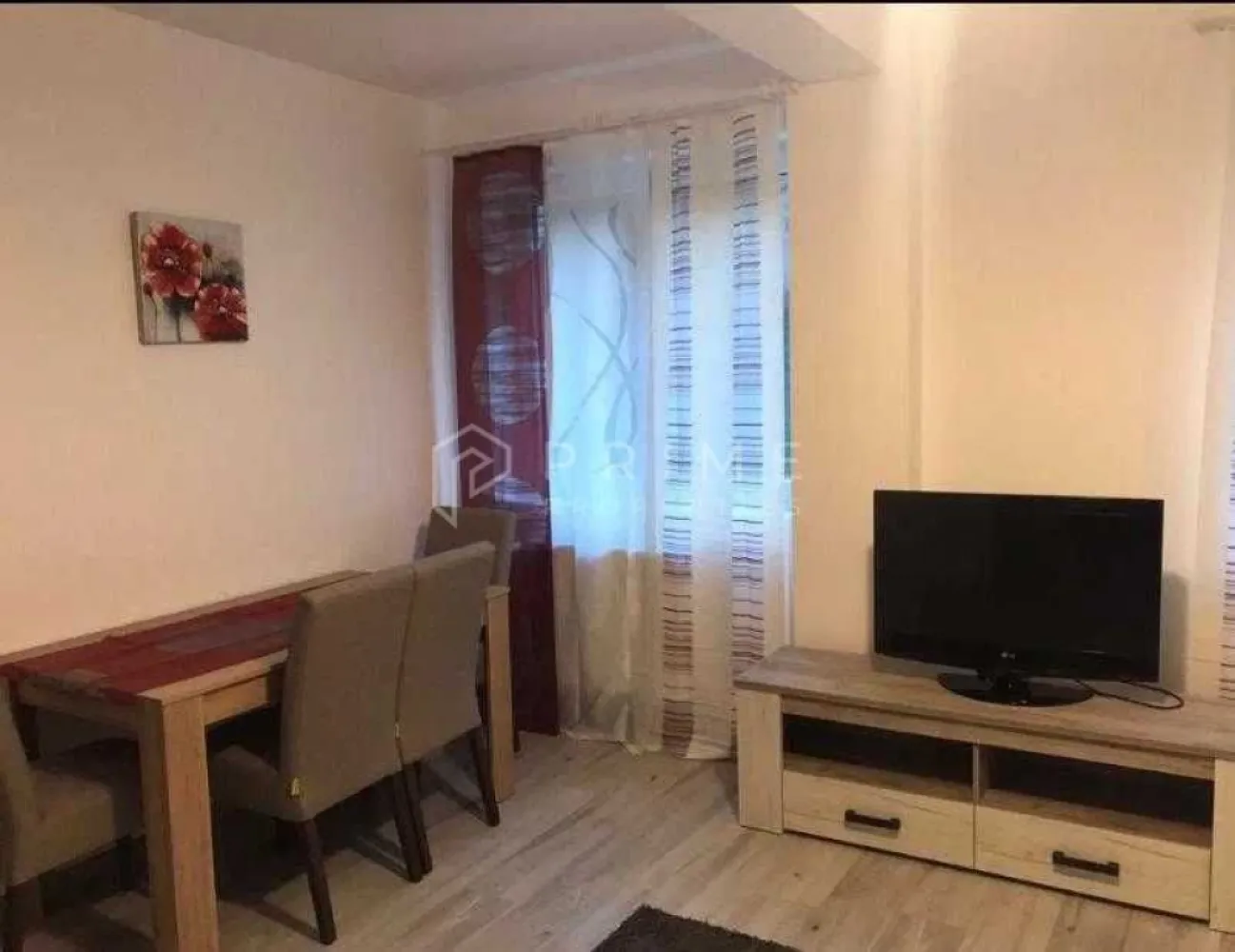 Apartament modern cu 1 cameră de închiriat – Zona Gloriei (Bloc Nou) - Vă propunem spre închiriere un apartament cochet și eficient, situat într-un imobil nou pe strada Gloriei. Fiind poziționat la un parter înalt într-o clădire modernă și izolată termic, apartamentul oferă un avantaj major prin costurile reduse de întreținere pe tot parcursul anului.

Detalii proprietate:

Tip: Apartament cu 1 cameră.

Stare: Mobilat și utilat complet, pregătit să ofere un confort maxim locatarilor.

Avantaje: Bloc nou, izolat termic, cu cheltuieli de întreținere minime.

Disponibilitate:

Proprietatea poate fi ocupată începând cu data de 1 Iulie.

Condiții financiare:

Chirie: 1500 RON / lună.

Această locuință reprezintă alegerea ideală pentru cei care caută un spațiu modern, curat și ușor de întreținut într-o zonă accesibilă.

Promisiunea Prime Properties:
Vă oferim siguranță, transparență și servicii impecabile pe tot parcursul drumului către casa ideală. Dacă această proprietate nu corespunde nevoilor dumneavoastră, lăsați-ne să găsim alternativa potrivită stilului dumneavoastră de viață.

Pentru informații suplimentare și programarea unei vizionări, vă rugăm să ne contactați.