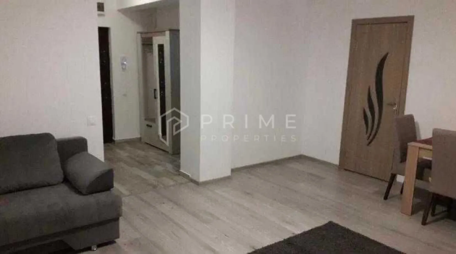 Apartament modern cu 1 cameră de închiriat – Zona Gloriei (Bloc Nou) - Vă propunem spre închiriere un apartament cochet și eficient, situat într-un imobil nou pe strada Gloriei. Fiind poziționat la un parter înalt într-o clădire modernă și izolată termic, apartamentul oferă un avantaj major prin costurile reduse de întreținere pe tot parcursul anului.

Detalii proprietate:

Tip: Apartament cu 1 cameră.

Stare: Mobilat și utilat complet, pregătit să ofere un confort maxim locatarilor.

Avantaje: Bloc nou, izolat termic, cu cheltuieli de întreținere minime.

Disponibilitate:

Proprietatea poate fi ocupată începând cu data de 1 Iulie.

Condiții financiare:

Chirie: 1500 RON / lună.

Această locuință reprezintă alegerea ideală pentru cei care caută un spațiu modern, curat și ușor de întreținut într-o zonă accesibilă.

Promisiunea Prime Properties:
Vă oferim siguranță, transparență și servicii impecabile pe tot parcursul drumului către casa ideală. Dacă această proprietate nu corespunde nevoilor dumneavoastră, lăsați-ne să găsim alternativa potrivită stilului dumneavoastră de viață.

Pentru informații suplimentare și programarea unei vizionări, vă rugăm să ne contactați.