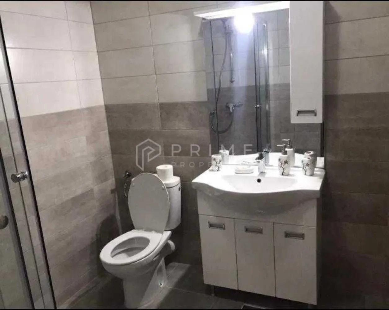 Apartament modern cu 1 cameră de închiriat – Zona Gloriei (Bloc Nou) - Vă propunem spre închiriere un apartament cochet și eficient, situat într-un imobil nou pe strada Gloriei. Fiind poziționat la un parter înalt într-o clădire modernă și izolată termic, apartamentul oferă un avantaj major prin costurile reduse de întreținere pe tot parcursul anului.

Detalii proprietate:

Tip: Apartament cu 1 cameră.

Stare: Mobilat și utilat complet, pregătit să ofere un confort maxim locatarilor.

Avantaje: Bloc nou, izolat termic, cu cheltuieli de întreținere minime.

Disponibilitate:

Proprietatea poate fi ocupată începând cu data de 1 Iulie.

Condiții financiare:

Chirie: 1500 RON / lună.

Această locuință reprezintă alegerea ideală pentru cei care caută un spațiu modern, curat și ușor de întreținut într-o zonă accesibilă.

Promisiunea Prime Properties:
Vă oferim siguranță, transparență și servicii impecabile pe tot parcursul drumului către casa ideală. Dacă această proprietate nu corespunde nevoilor dumneavoastră, lăsați-ne să găsim alternativa potrivită stilului dumneavoastră de viață.

Pentru informații suplimentare și programarea unei vizionări, vă rugăm să ne contactați.