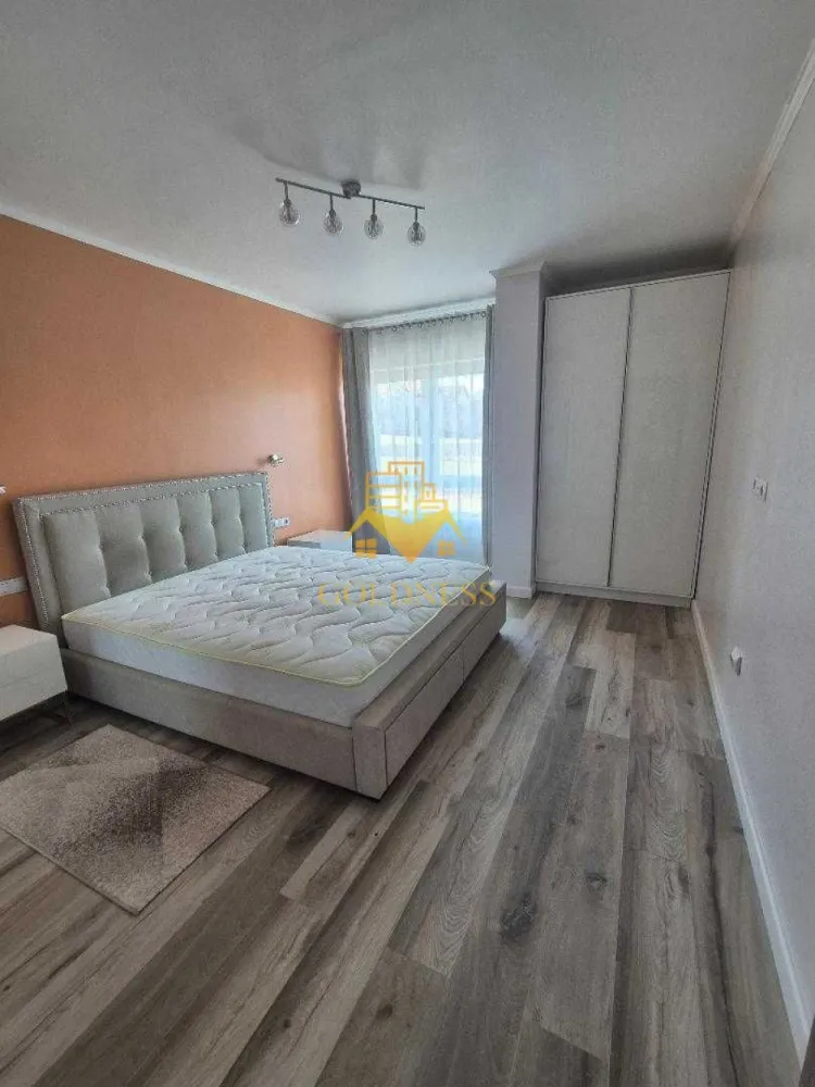 2 camere, Bloc Nou, Lidl, Buna Ziua, Parcare subterana, Grand Hotel - GOLDNESS Imobiliare vă propune spre închiriere un apartament cu 2 camere complet mobilat și utilat, la etajul 3 într-un imobil de 5 etaje, în Cartierul Buna Ziua .
Dispune de loc de parcare subteran contra cost 50e/luna.
Se află în apropierea stațiilor de transport în comun, magazine, restaurante, spații verzi, farmacii, etc. 

Apartamentul este compartimentat astfel:
- living open space cu canapea, comoda TV si acces la terasa
- bucataria complet mobilata si utilata, fiind dotata cu plita si cuptor electric, cuptor microunde hota, frigider si loc de luat masa
- dormitor cu pat matrimonial si 2 dressing-uri.
- baie cu dus walk in
- hol cu un dulap generos pt depozitare si garderoba de hol compusa din dulap haine, pantofar, cuier si oglinda
- terasa 8mp

Imobilul este dotat cu toate cele necesare- centrală pe imobil cu contorizare separată.

Dacă sunteți interesați de acest apartament și doriți să îl vizionați, dar și pentru alte oferte nu ezitați să ne contactați telefonic sau prin e-mail. Vă stăm la dispoziție!
Pentru intermediere se percepe un comision de 50% din prețul chiriei!