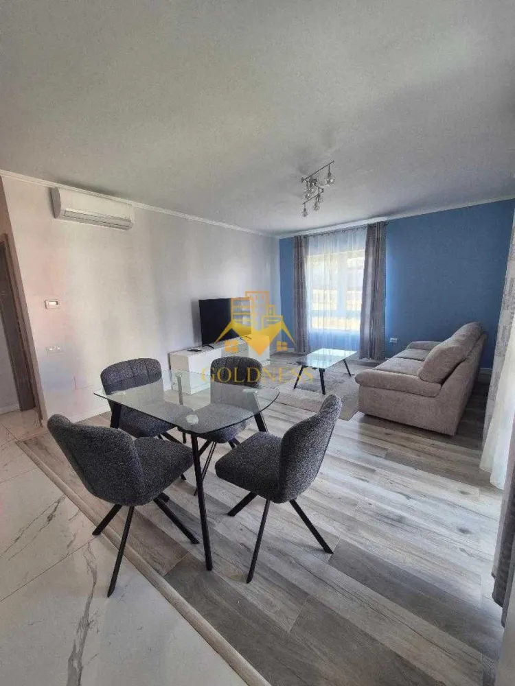 2 camere, Bloc Nou, Lidl, Buna Ziua, Parcare subterana, Grand Hotel - GOLDNESS Imobiliare vă propune spre închiriere un apartament cu 2 camere complet mobilat și utilat, la etajul 3 într-un imobil de 5 etaje, în Cartierul Buna Ziua .
Dispune de loc de parcare subteran contra cost 50e/luna.
Se află în apropierea stațiilor de transport în comun, magazine, restaurante, spații verzi, farmacii, etc. 

Apartamentul este compartimentat astfel:
- living open space cu canapea, comoda TV si acces la terasa
- bucataria complet mobilata si utilata, fiind dotata cu plita si cuptor electric, cuptor microunde hota, frigider si loc de luat masa
- dormitor cu pat matrimonial si 2 dressing-uri.
- baie cu dus walk in
- hol cu un dulap generos pt depozitare si garderoba de hol compusa din dulap haine, pantofar, cuier si oglinda
- terasa 8mp

Imobilul este dotat cu toate cele necesare- centrală pe imobil cu contorizare separată.

Dacă sunteți interesați de acest apartament și doriți să îl vizionați, dar și pentru alte oferte nu ezitați să ne contactați telefonic sau prin e-mail. Vă stăm la dispoziție!
Pentru intermediere se percepe un comision de 50% din prețul chiriei!