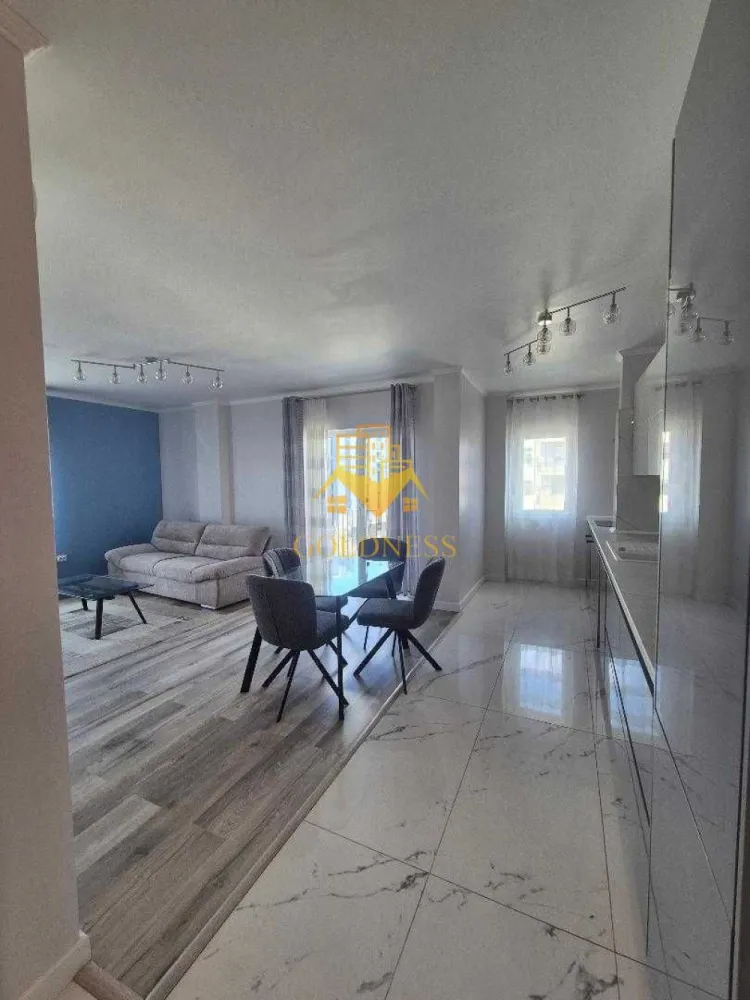 2 camere, Bloc Nou, Lidl, Buna Ziua, Parcare subterana, Grand Hotel - GOLDNESS Imobiliare vă propune spre închiriere un apartament cu 2 camere complet mobilat și utilat, la etajul 3 într-un imobil de 5 etaje, în Cartierul Buna Ziua .
Dispune de loc de parcare subteran contra cost 50e/luna.
Se află în apropierea stațiilor de transport în comun, magazine, restaurante, spații verzi, farmacii, etc. 

Apartamentul este compartimentat astfel:
- living open space cu canapea, comoda TV si acces la terasa
- bucataria complet mobilata si utilata, fiind dotata cu plita si cuptor electric, cuptor microunde hota, frigider si loc de luat masa
- dormitor cu pat matrimonial si 2 dressing-uri.
- baie cu dus walk in
- hol cu un dulap generos pt depozitare si garderoba de hol compusa din dulap haine, pantofar, cuier si oglinda
- terasa 8mp

Imobilul este dotat cu toate cele necesare- centrală pe imobil cu contorizare separată.

Dacă sunteți interesați de acest apartament și doriți să îl vizionați, dar și pentru alte oferte nu ezitați să ne contactați telefonic sau prin e-mail. Vă stăm la dispoziție!
Pentru intermediere se percepe un comision de 50% din prețul chiriei!