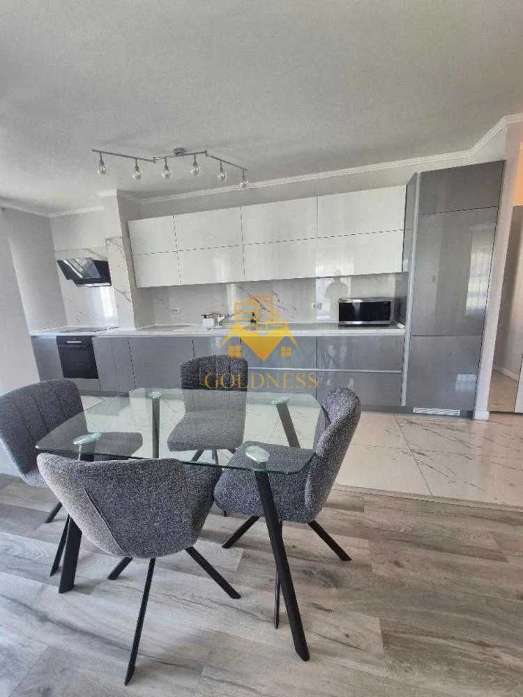 2 camere, Bloc Nou, Lidl, Buna Ziua, Parcare subterana, Grand Hotel - GOLDNESS Imobiliare vă propune spre închiriere un apartament cu 2 camere complet mobilat și utilat, la etajul 3 într-un imobil de 5 etaje, în Cartierul Buna Ziua .
Dispune de loc de parcare subteran contra cost 50e/luna.
Se află în apropierea stațiilor de transport în comun, magazine, restaurante, spații verzi, farmacii, etc. 

Apartamentul este compartimentat astfel:
- living open space cu canapea, comoda TV si acces la terasa
- bucataria complet mobilata si utilata, fiind dotata cu plita si cuptor electric, cuptor microunde hota, frigider si loc de luat masa
- dormitor cu pat matrimonial si 2 dressing-uri.
- baie cu dus walk in
- hol cu un dulap generos pt depozitare si garderoba de hol compusa din dulap haine, pantofar, cuier si oglinda
- terasa 8mp

Imobilul este dotat cu toate cele necesare- centrală pe imobil cu contorizare separată.

Dacă sunteți interesați de acest apartament și doriți să îl vizionați, dar și pentru alte oferte nu ezitați să ne contactați telefonic sau prin e-mail. Vă stăm la dispoziție!
Pentru intermediere se percepe un comision de 50% din prețul chiriei!