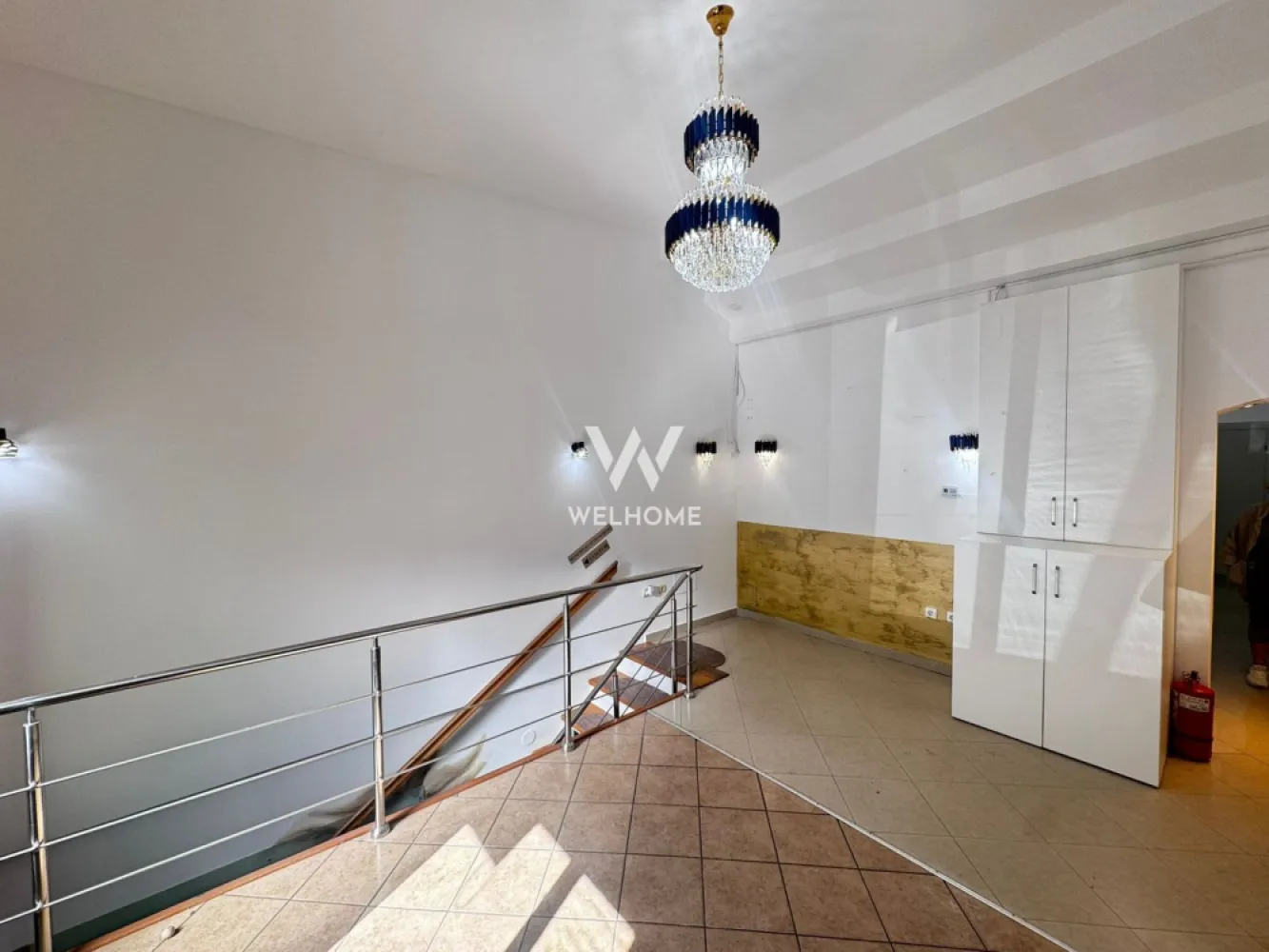 Spatiu comercial de vanzare, centru, Sibiu - Va oferim spre vanzare un spatiu comercial situat in zona ultracentrala a orasului Sibiu.

Suprafata utila: 95mp 

 Pretabil pentru o varietate de activitati: salon infrumusetare, clinica, birouri, cabinete,medicale afterschool etc.

Este renovat si nu necesita investitii, si beneficiaza de vitrina la strada. 

Compartimentare: 
Parter: zona de receptie, o incapere mare (momentan compartimentata in spatii care au servit unui salon de cosmetica), o baie
Demisol: 2 incaperi generoase si un grup sanitar

Spatiu de vinde conform fotografii si este disponibil imediat
Vanzator persoana fizica

Pret: 223000 euro
Detalii si vizionari: 0752.088.381 Roxana