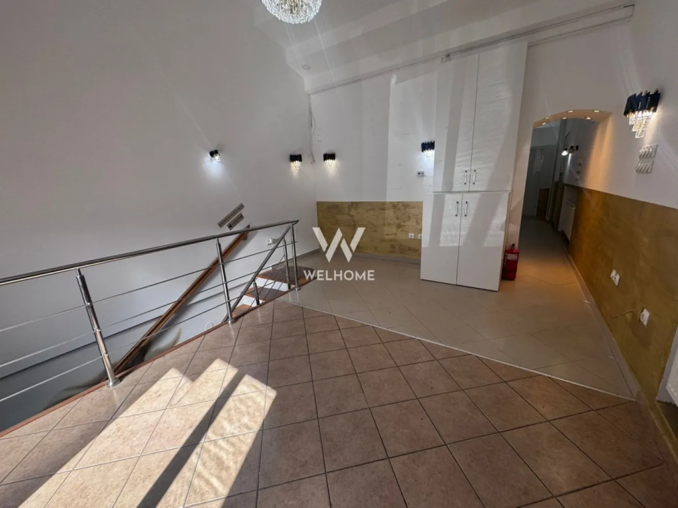 Spatiu comercial de vanzare, centru, Sibiu - Va oferim spre vanzare un spatiu comercial situat in zona ultracentrala a orasului Sibiu.

Suprafata utila: 95mp 

 Pretabil pentru o varietate de activitati: salon infrumusetare, clinica, birouri, cabinete,medicale afterschool etc.

Este renovat si nu necesita investitii, si beneficiaza de vitrina la strada. 

Compartimentare: 
Parter: zona de receptie, o incapere mare (momentan compartimentata in spatii care au servit unui salon de cosmetica), o baie
Demisol: 2 incaperi generoase si un grup sanitar

Spatiu de vinde conform fotografii si este disponibil imediat
Vanzator persoana fizica

Pret: 223000 euro
Detalii si vizionari: 0752.088.381 Roxana