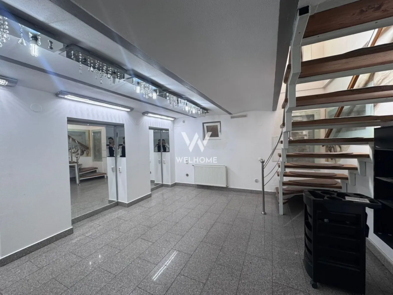 Spatiu comercial de vanzare, centru, Sibiu - Va oferim spre vanzare un spatiu comercial situat in zona ultracentrala a orasului Sibiu.

Suprafata utila: 95mp 

 Pretabil pentru o varietate de activitati: salon infrumusetare, clinica, birouri, cabinete,medicale afterschool etc.

Este renovat si nu necesita investitii, si beneficiaza de vitrina la strada. 

Compartimentare: 
Parter: zona de receptie, o incapere mare (momentan compartimentata in spatii care au servit unui salon de cosmetica), o baie
Demisol: 2 incaperi generoase si un grup sanitar

Spatiu de vinde conform fotografii si este disponibil imediat
Vanzator persoana fizica

Pret: 223000 euro
Detalii si vizionari: 0752.088.381 Roxana