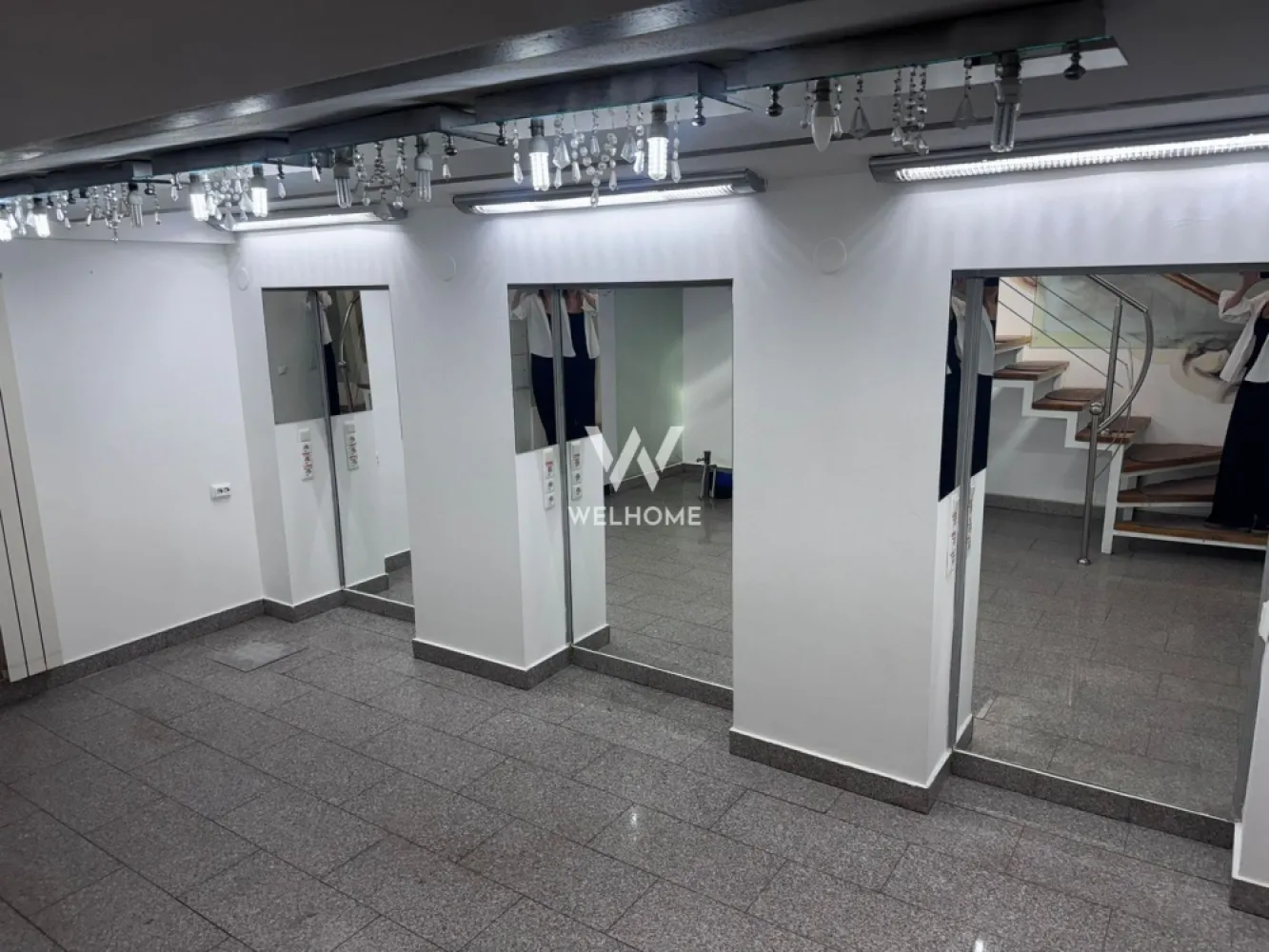 Spatiu comercial de vanzare, centru, Sibiu - Va oferim spre vanzare un spatiu comercial situat in zona ultracentrala a orasului Sibiu.

Suprafata utila: 95mp 

 Pretabil pentru o varietate de activitati: salon infrumusetare, clinica, birouri, cabinete,medicale afterschool etc.

Este renovat si nu necesita investitii, si beneficiaza de vitrina la strada. 

Compartimentare: 
Parter: zona de receptie, o incapere mare (momentan compartimentata in spatii care au servit unui salon de cosmetica), o baie
Demisol: 2 incaperi generoase si un grup sanitar

Spatiu de vinde conform fotografii si este disponibil imediat
Vanzator persoana fizica

Pret: 223000 euro
Detalii si vizionari: 0752.088.381 Roxana