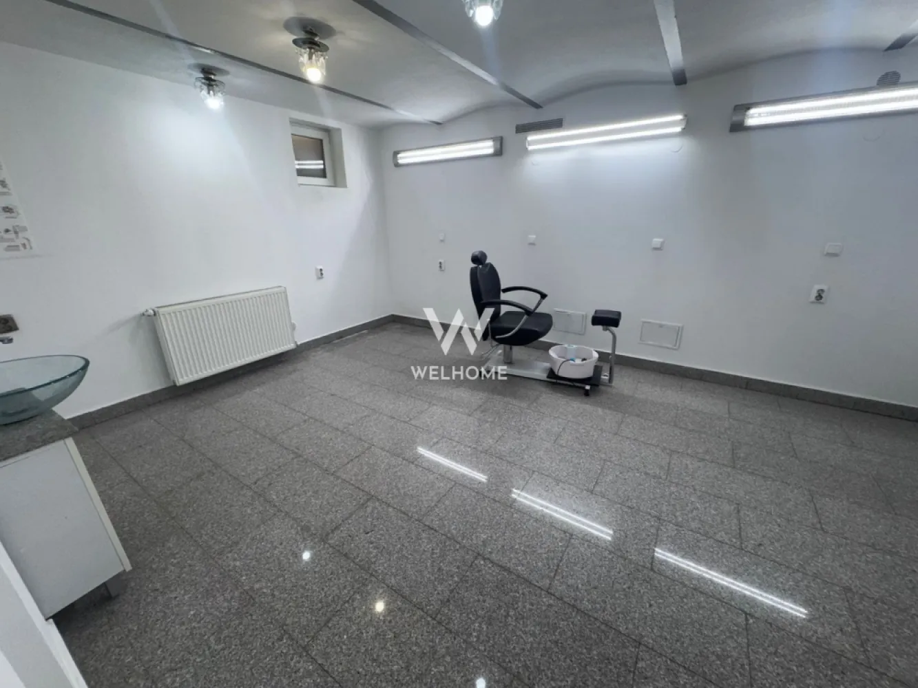 Spatiu comercial de vanzare, centru, Sibiu - Va oferim spre vanzare un spatiu comercial situat in zona ultracentrala a orasului Sibiu.

Suprafata utila: 95mp 

 Pretabil pentru o varietate de activitati: salon infrumusetare, clinica, birouri, cabinete,medicale afterschool etc.

Este renovat si nu necesita investitii, si beneficiaza de vitrina la strada. 

Compartimentare: 
Parter: zona de receptie, o incapere mare (momentan compartimentata in spatii care au servit unui salon de cosmetica), o baie
Demisol: 2 incaperi generoase si un grup sanitar

Spatiu de vinde conform fotografii si este disponibil imediat
Vanzator persoana fizica

Pret: 223000 euro
Detalii si vizionari: 0752.088.381 Roxana