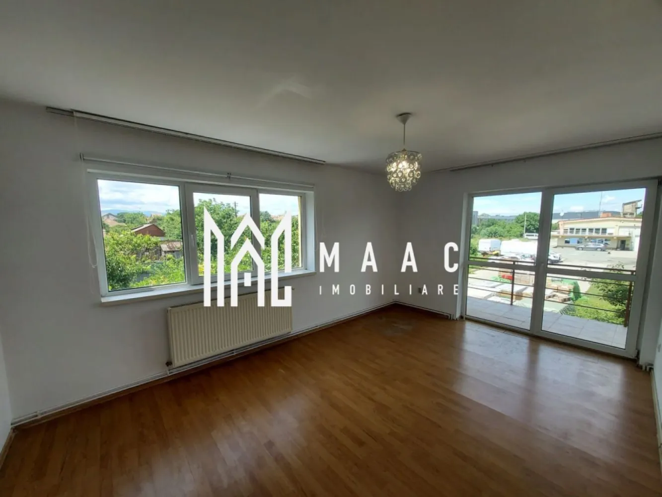 Apartament 3 camere de vânzare | Sibiu Central | 67 mp, decomandat - Apartament de vânzare în Sibiu, cu 3 camere decomandate, situat în zona Central - reper Trei Stejari, cu 67 mp utili, balcon și poziționare la etajul 1.

Detalii proprietate:
• Suprafață utilă: 67 mp
• Compartimentare: 3 camere decomandate
• 2 dormitoare, living, bucătărie separată, hol și baie
• Etaj 1 din 2, într-un imobil finalizat
• An construcție: 2000
• Stare interioară: finisat clasic
• Apartament nemobilat
• Balcon cu acces din living, dormitor și bucătărie
• Bloc tip vilă, cu regim redus de înălțime
• Imobil din cărămidă, izolat termic
• Există posibilitatea utilizării unui loc de parcare amenajat

Proprietatea este amplasată în zona Trei Stejari, aproape de Promenada Mall și Gara Sibiu. În apropiere se află Școala nr. 4, Profi și Trans Agape, iar strada este recent asfaltată.

Pentru detalii suplimentare și programarea unei vizionări, contactați echipa MAAC Imobiliare și menționați Cod anunț CP3015714.