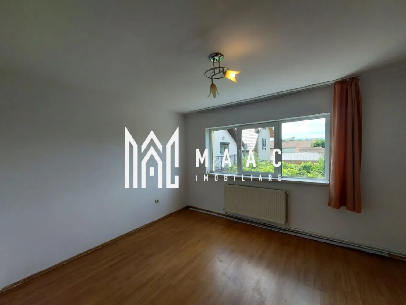 Apartament 3 camere de vânzare | Sibiu Central | 67 mp, decomandat - Apartament de vânzare în Sibiu, cu 3 camere decomandate, situat în zona Central - reper Trei Stejari, cu 67 mp utili, balcon și poziționare la etajul 1.

Detalii proprietate:
• Suprafață utilă: 67 mp
• Compartimentare: 3 camere decomandate
• 2 dormitoare, living, bucătărie separată, hol și baie
• Etaj 1 din 2, într-un imobil finalizat
• An construcție: 2000
• Stare interioară: finisat clasic
• Apartament nemobilat
• Balcon cu acces din living, dormitor și bucătărie
• Bloc tip vilă, cu regim redus de înălțime
• Imobil din cărămidă, izolat termic
• Există posibilitatea utilizării unui loc de parcare amenajat

Proprietatea este amplasată în zona Trei Stejari, aproape de Promenada Mall și Gara Sibiu. În apropiere se află Școala nr. 4, Profi și Trans Agape, iar strada este recent asfaltată.

Pentru detalii suplimentare și programarea unei vizionări, contactați echipa MAAC Imobiliare și menționați Cod anunț CP3015714.